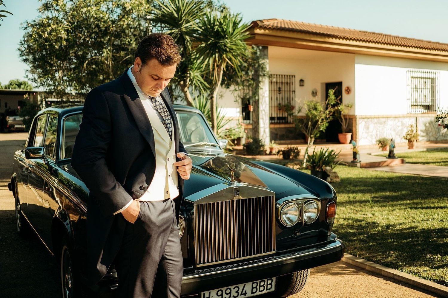 Antonio en los preparativos de su boda con su padre en los jardines de su casa de Alcalá de Guadaira