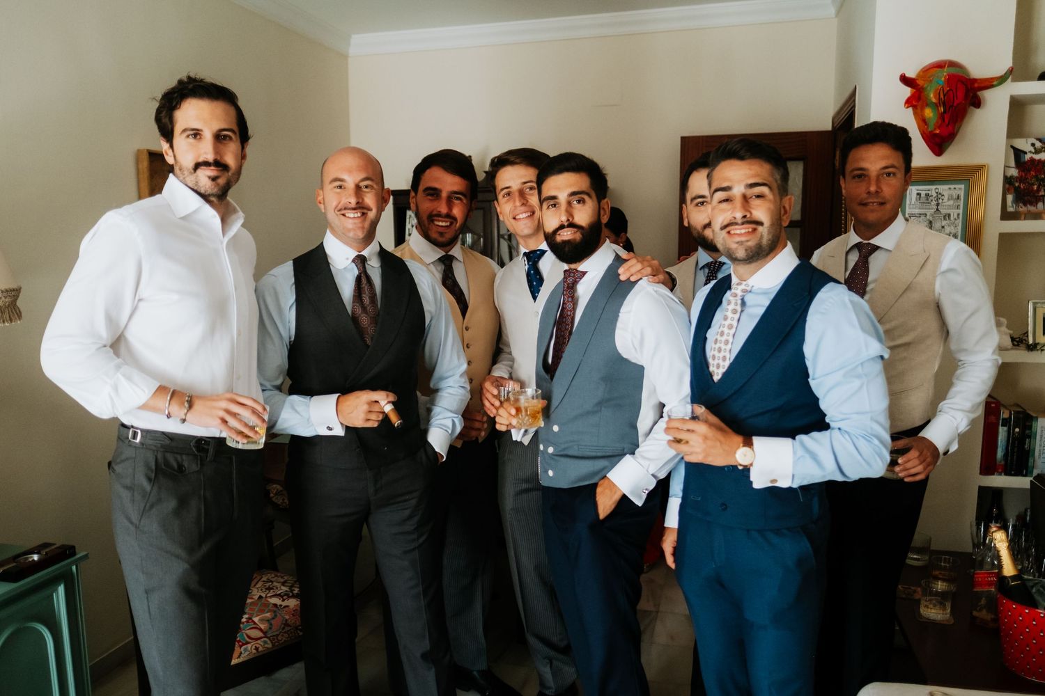 Abel sonriendo con sus amigos y testigos en los preparativos