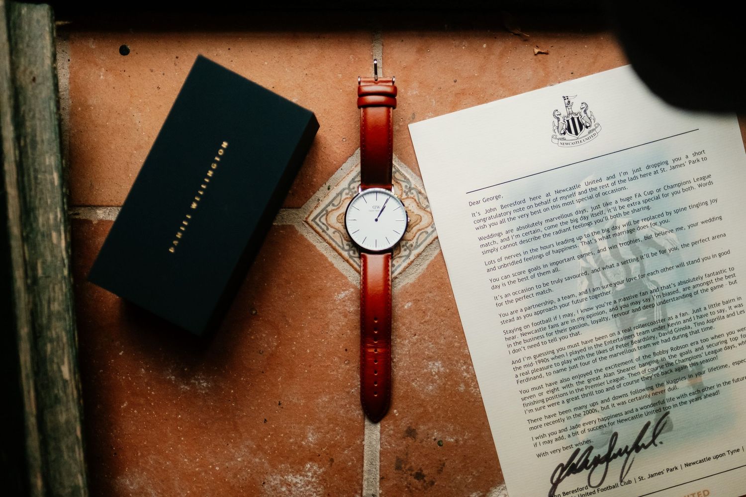 Carta dedicatoria del Newcastle United con regalo de reloj de lujo