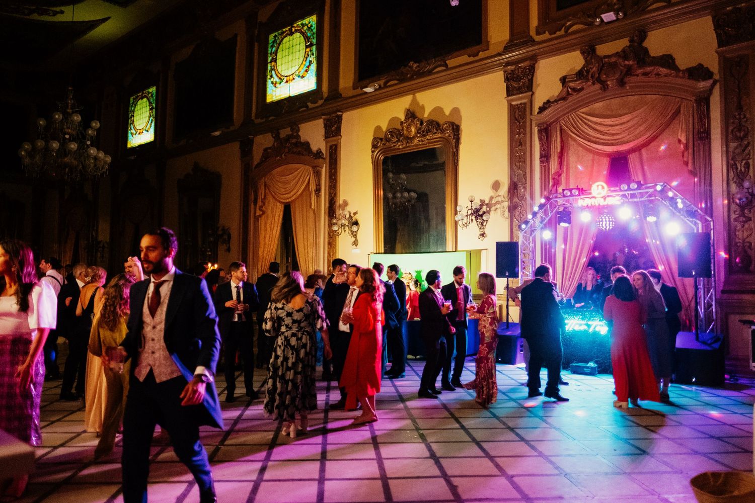 Salón del Real Círculo de la Amistad decorado para boda de lujo, con iluminación ambiental