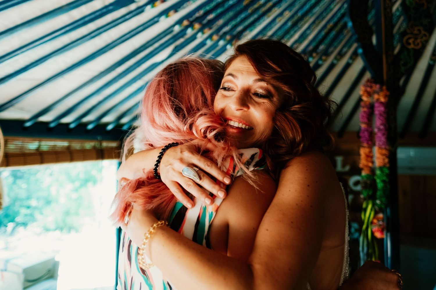 Abrazo de Lorena con su amiga en Wakana, boda en Cádiz por Roberto Pecino Fotógrafo