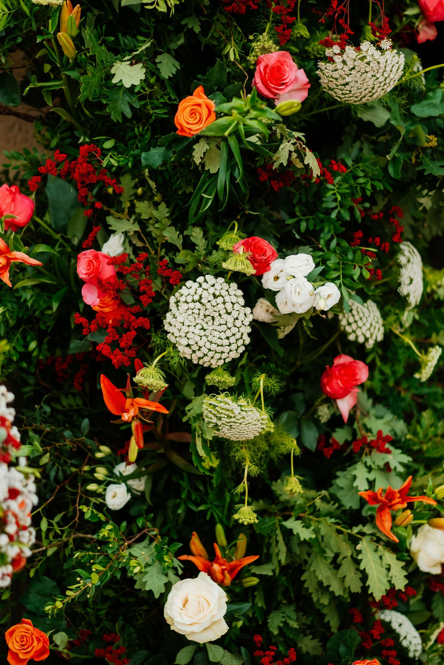 Decoración floral de la Iglesia de Sotogrande diseñada por Flores Areka para Diana y Kuki