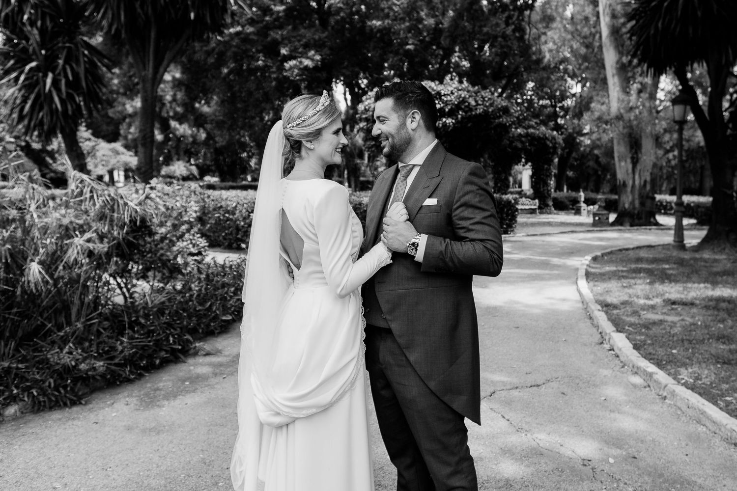 Fotografía de boda en blanco y negro en Bodega Sánchez Romate Jerez, Inma y Juanfri, Roberto Pecino Fotógrafo