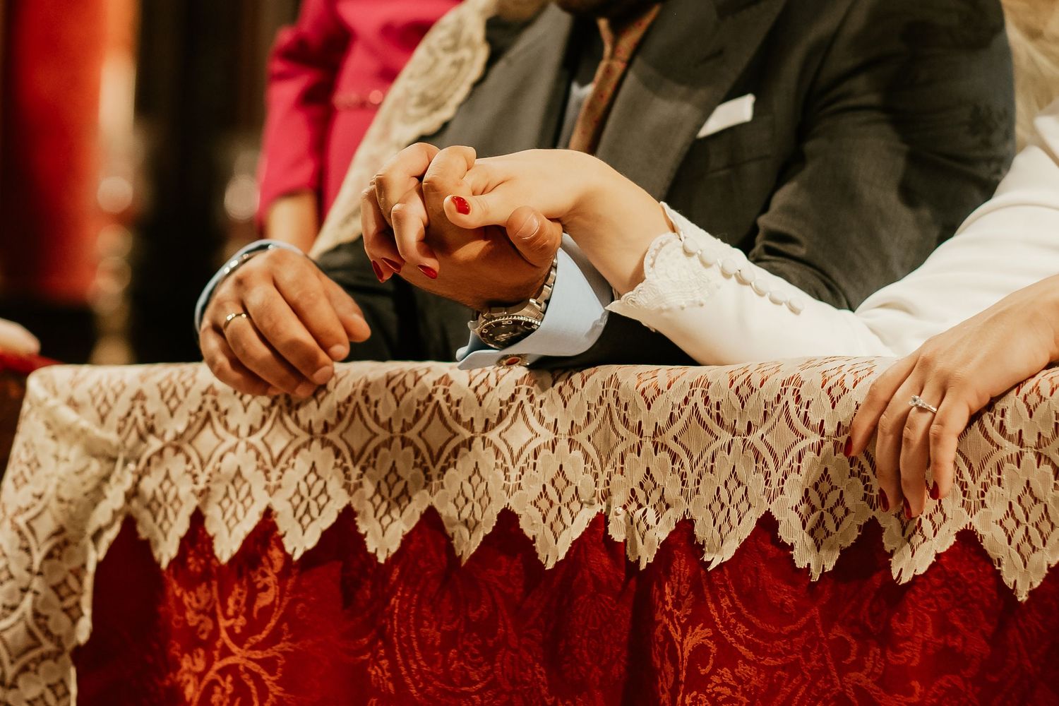 Primer plano de las manos de los novios colocando los anillos nupciales en Jerez, Inma y Juanfri, Roberto Pecino