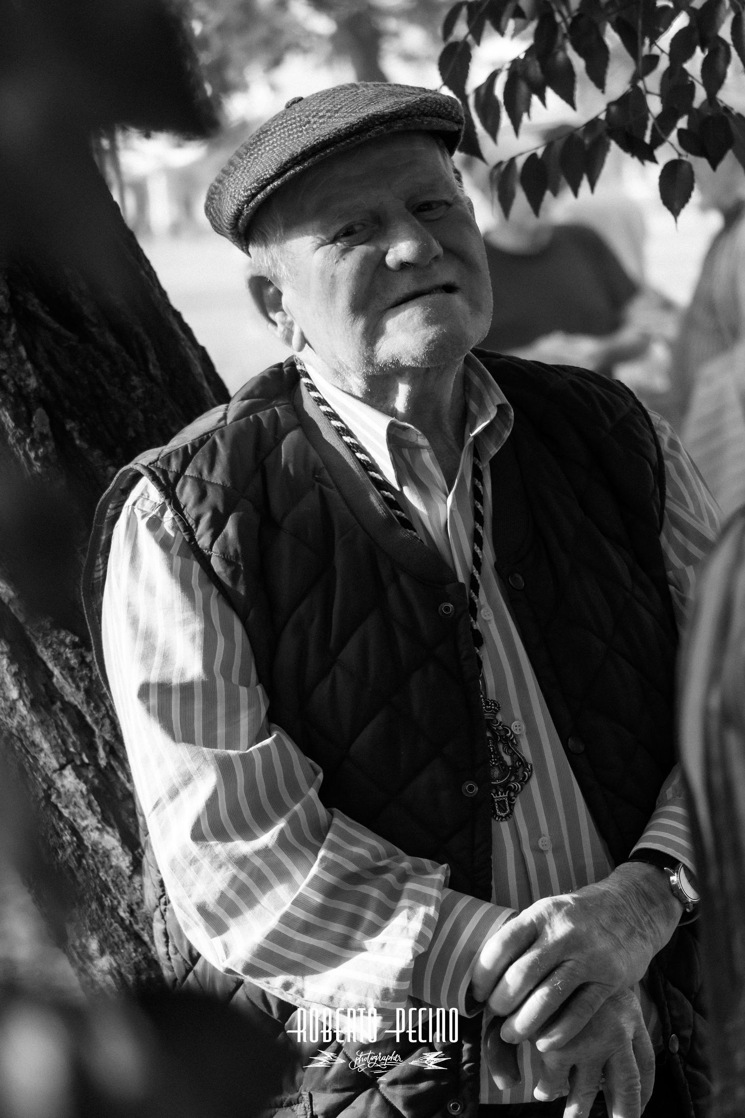 Fotografía documental procesión Rocío 2026, retrato en blanco y negro, Roberto Pecino Fotógrafo, estética editorial.
