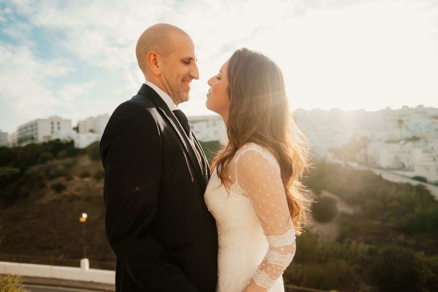 Cierre del reportaje postboda con la luz naranja del horizonte de Vejer