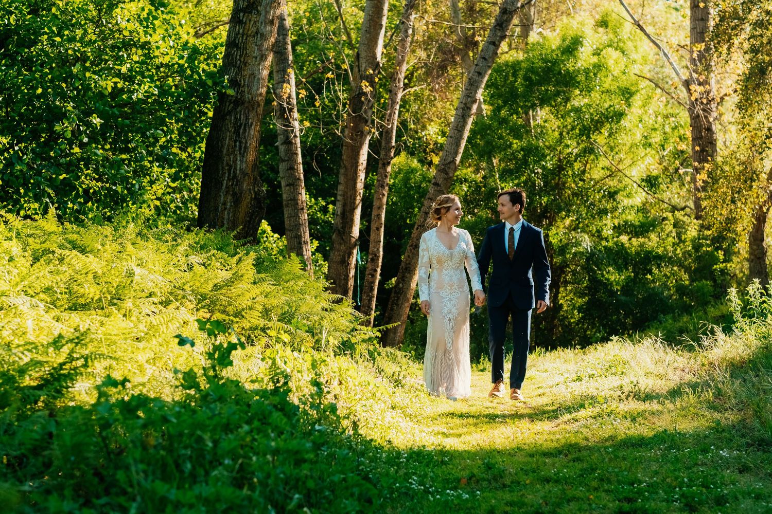 Alejandra y Jose caminando de frente en el Pinar del Rey, fotografía de postboda natural en San Roque