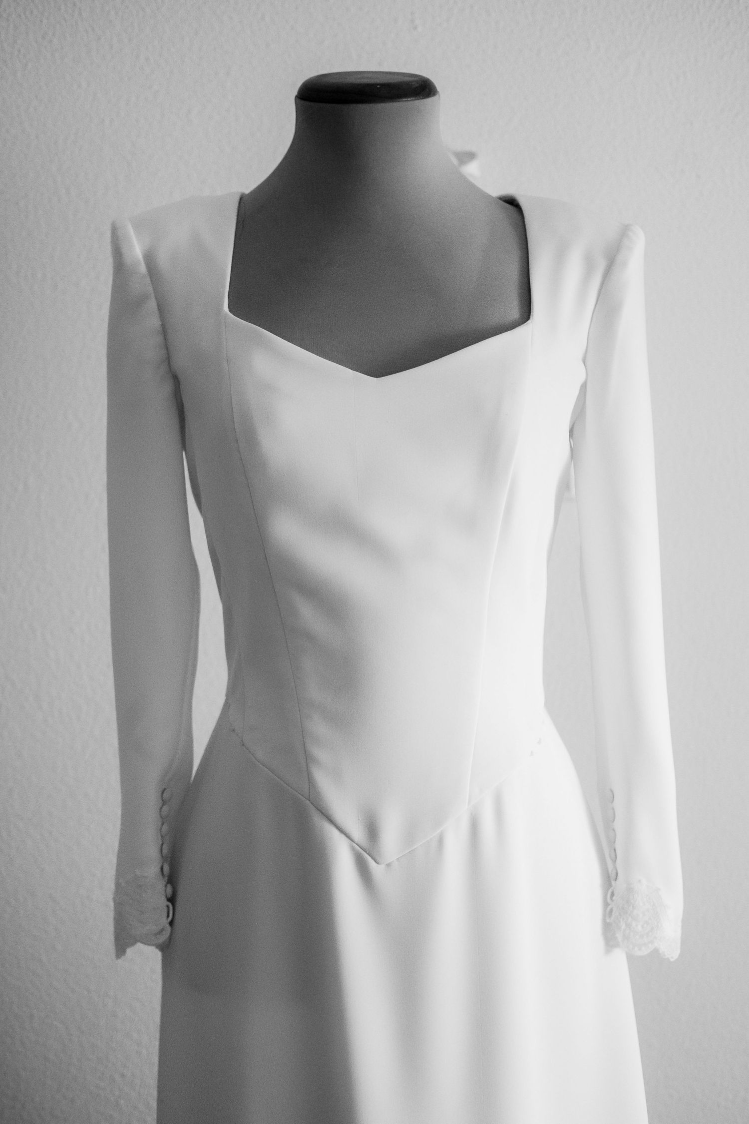 Vestido de novia expuesto en maniquí o busto con estética editorial en Jerez, Inma, Roberto Pecino Fotógrafo