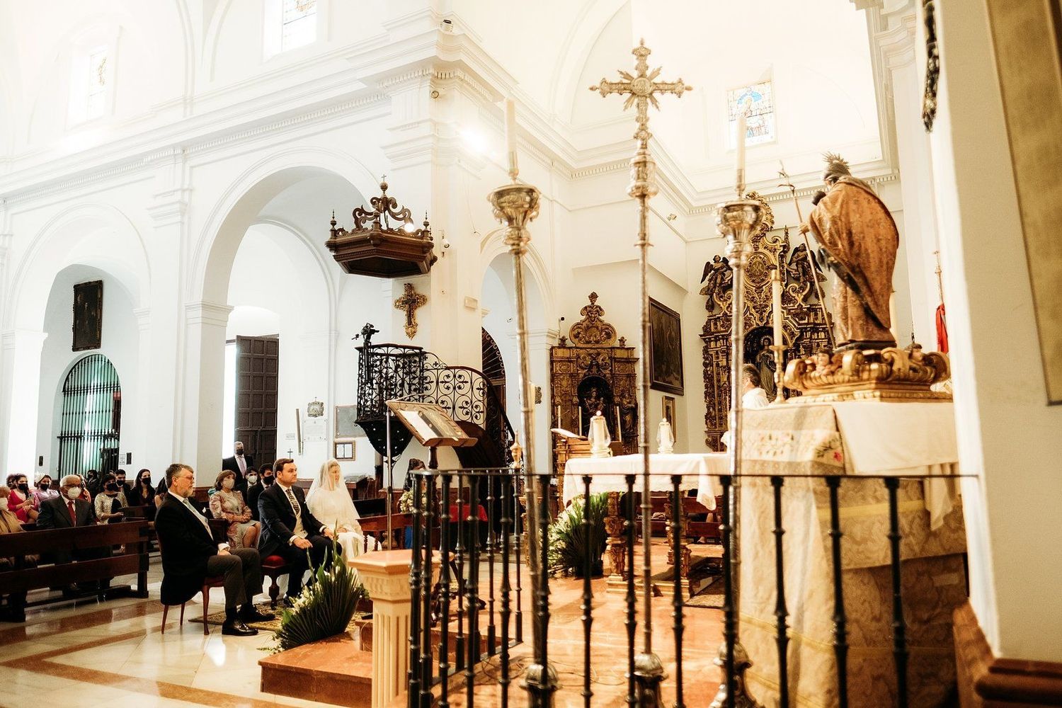 Los novios durante la ceremonia en la iglesia en Sevilla.