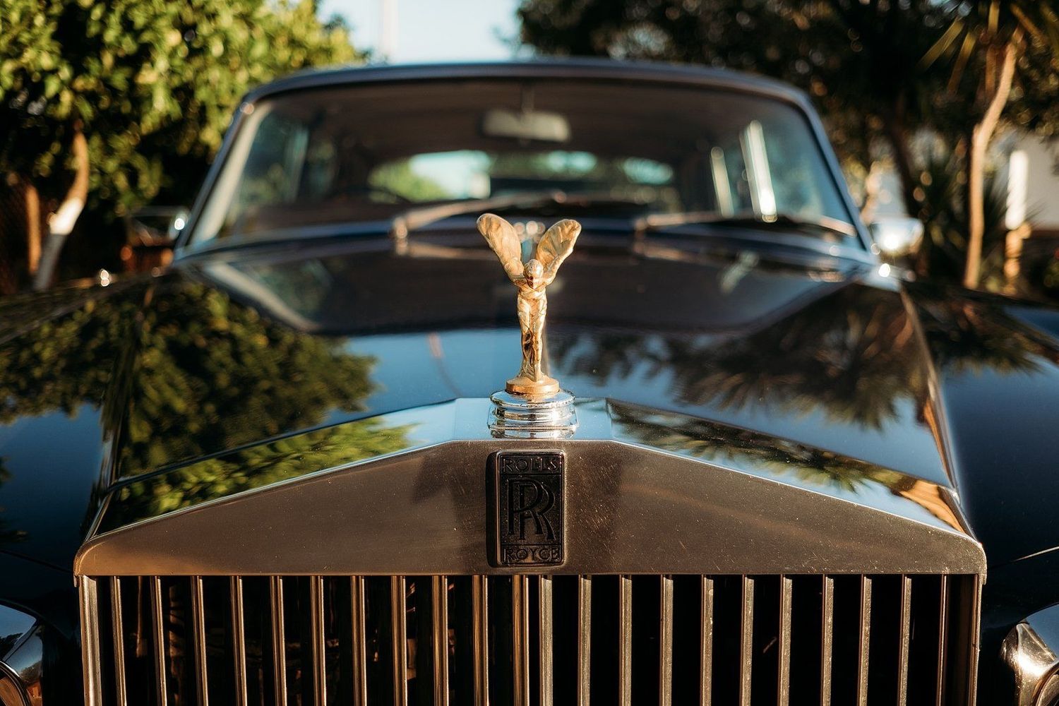 Llegada de la novia en Rolls Royce clásico para boda en Sevilla