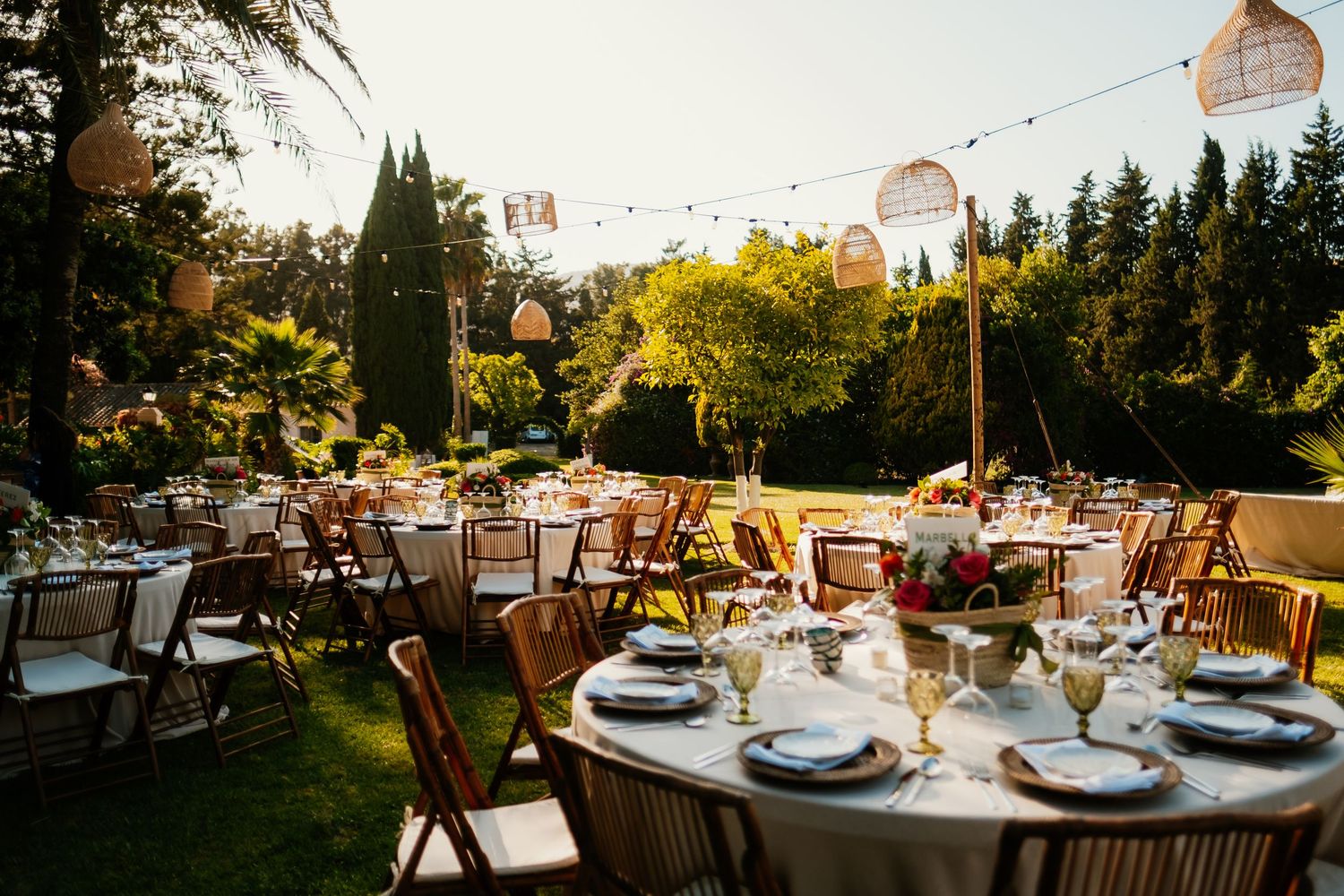 Cena de boda al aire libre en Molino del Duque con iluminación de cine al atardecer