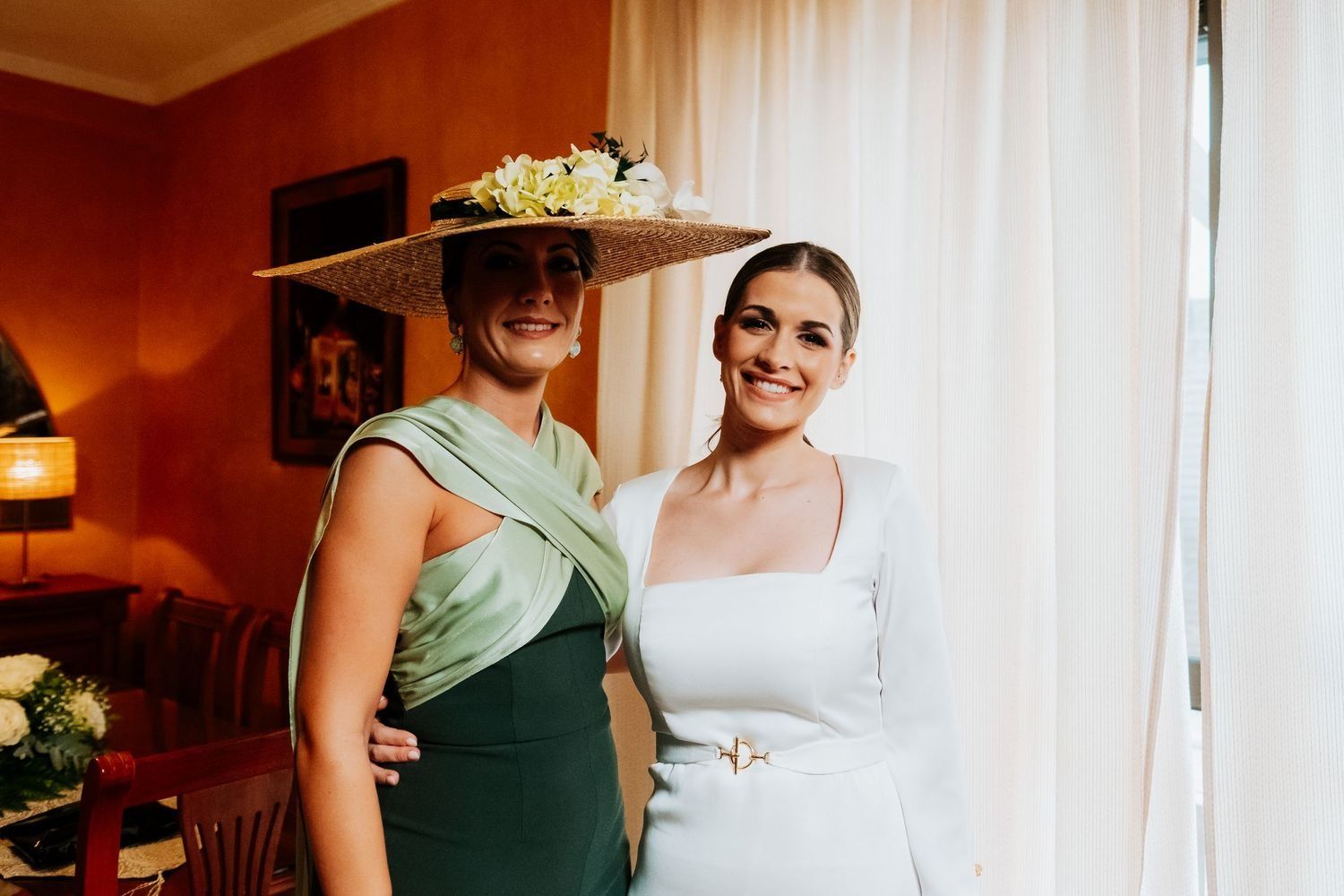 Argentina preparándose en casa de sus padres antes de la boda con una de sus invitadas