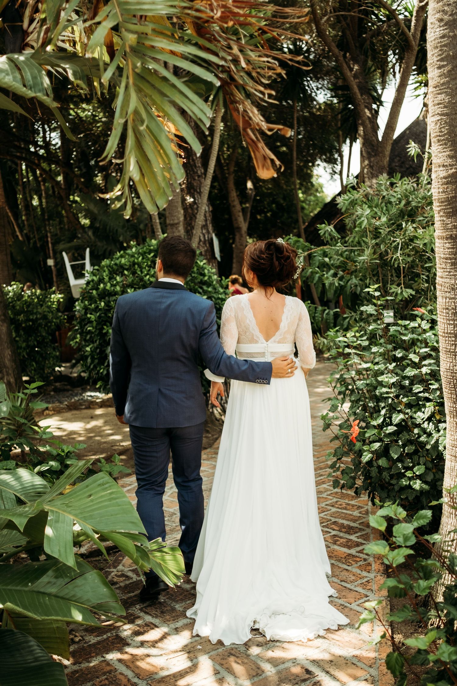 Los novios paseando por los jardines del Hotel 100% Fun de Tarifa
