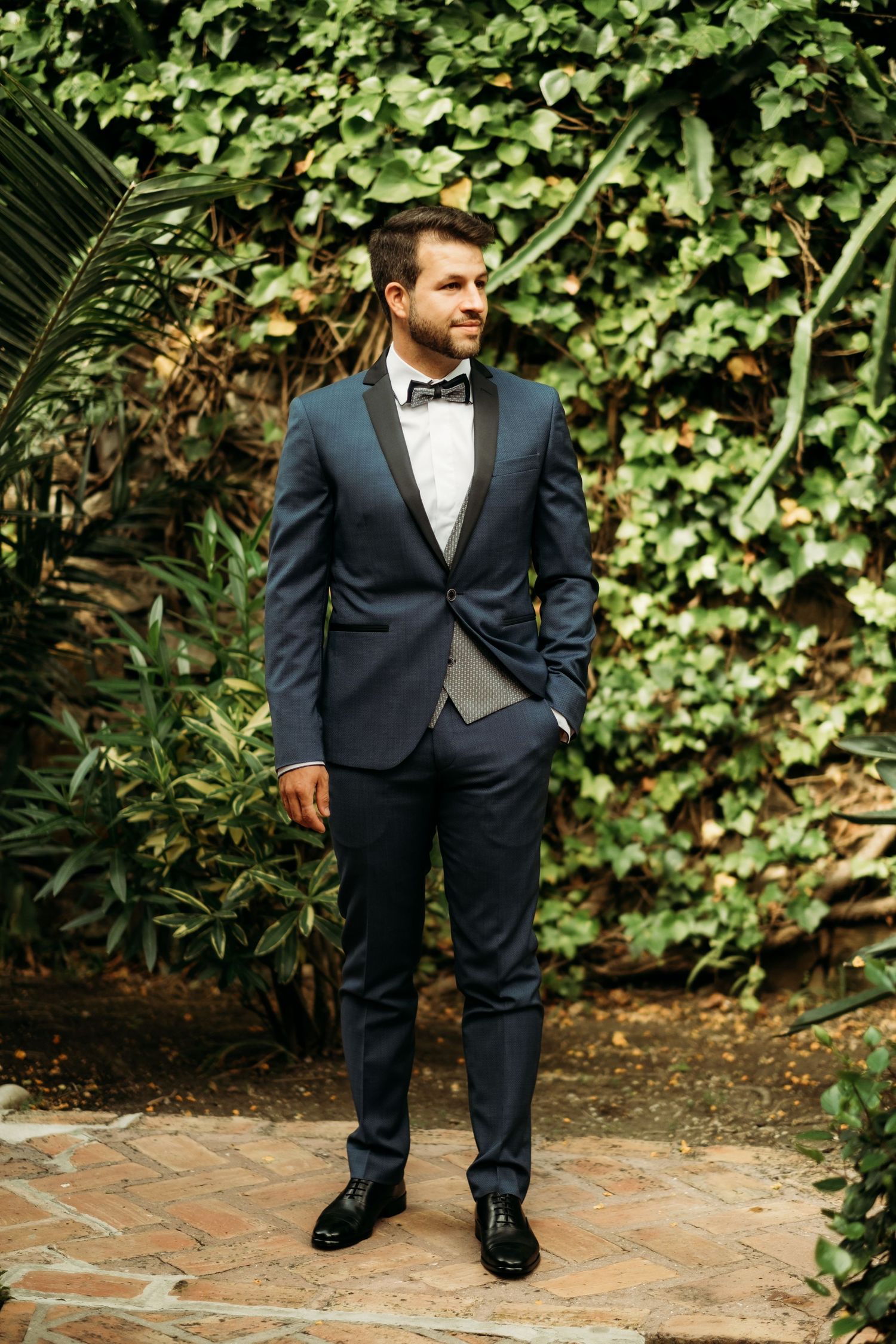 Andres con su traje en los exteriores del Hotel 100% Fun de Tarifa