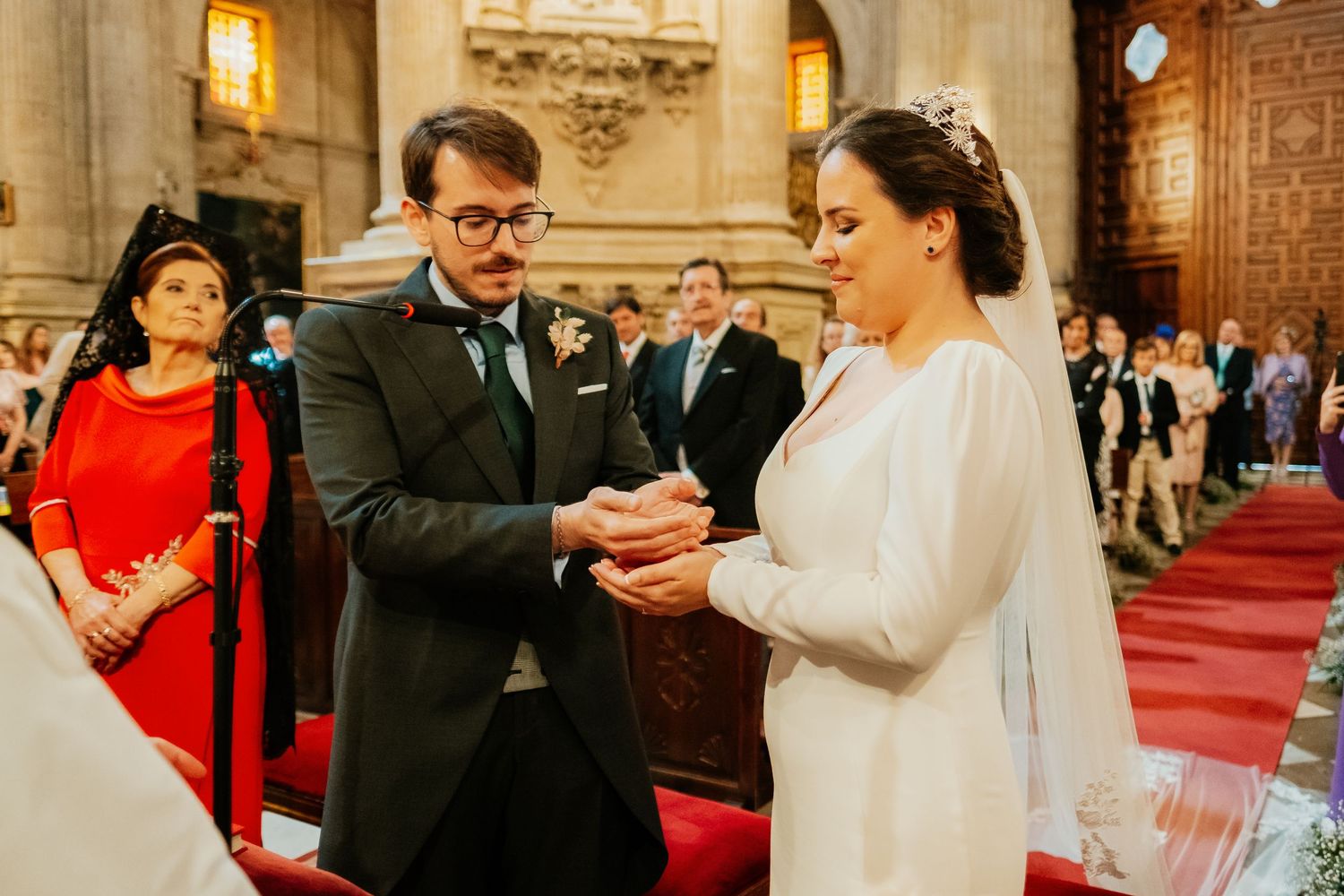 Intercambio de anillos y arras de la pareja durante la misa