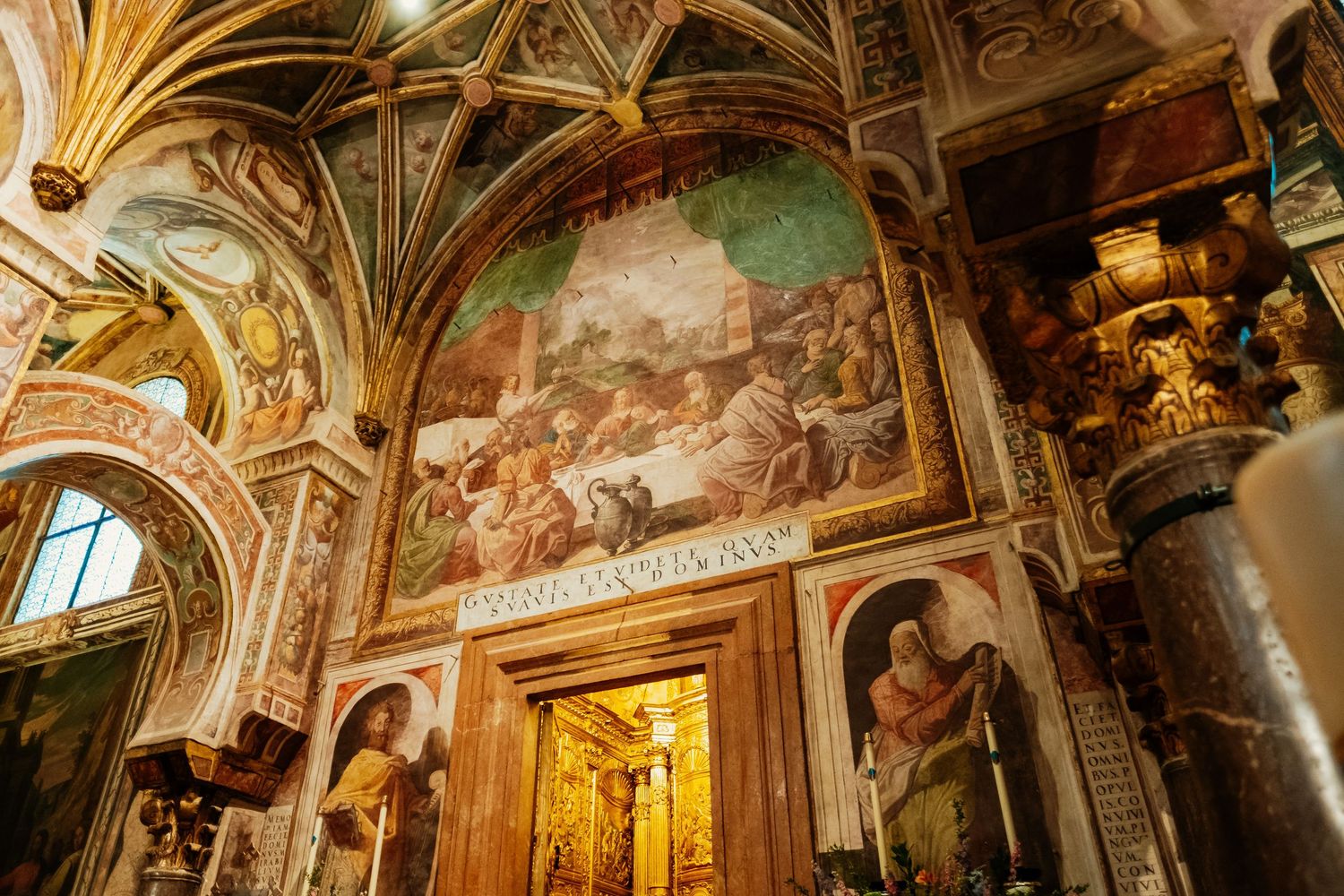 Boda en el interior de la Mezquita de Córdoba, contraste entre la arquitectura islámica y la ceremonia católica de Paola y Jesús