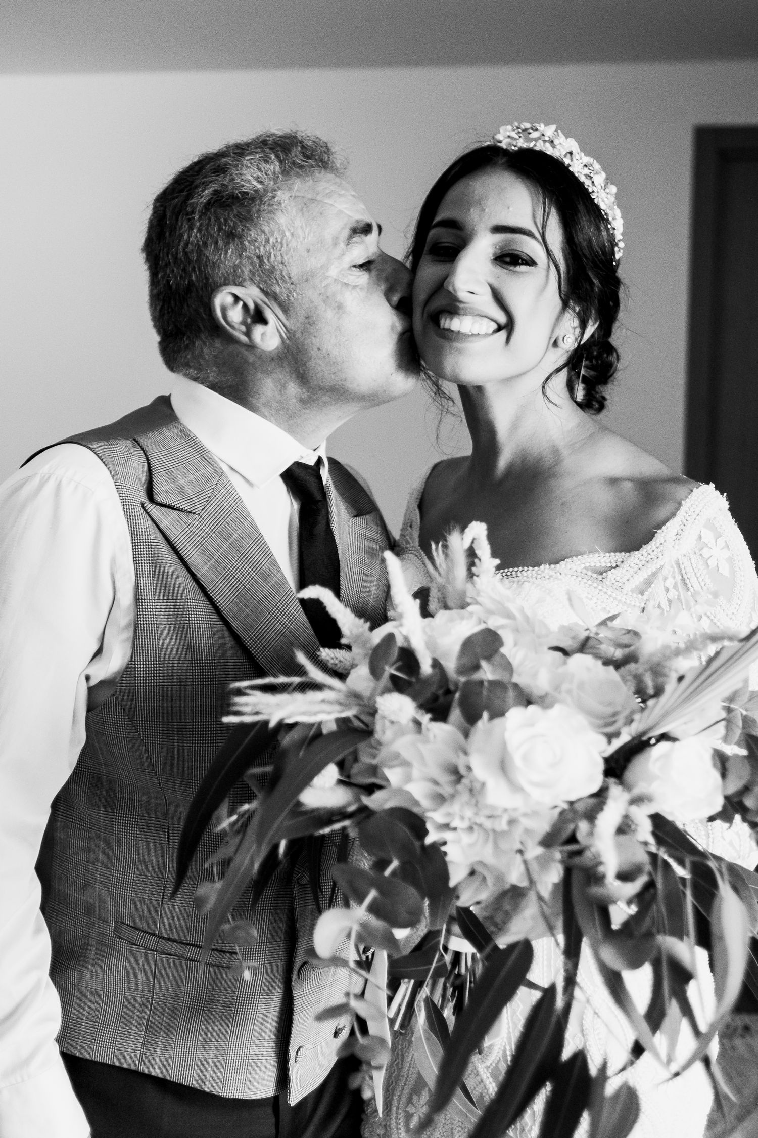 Fotografia emocional del padre de la novia besando a María