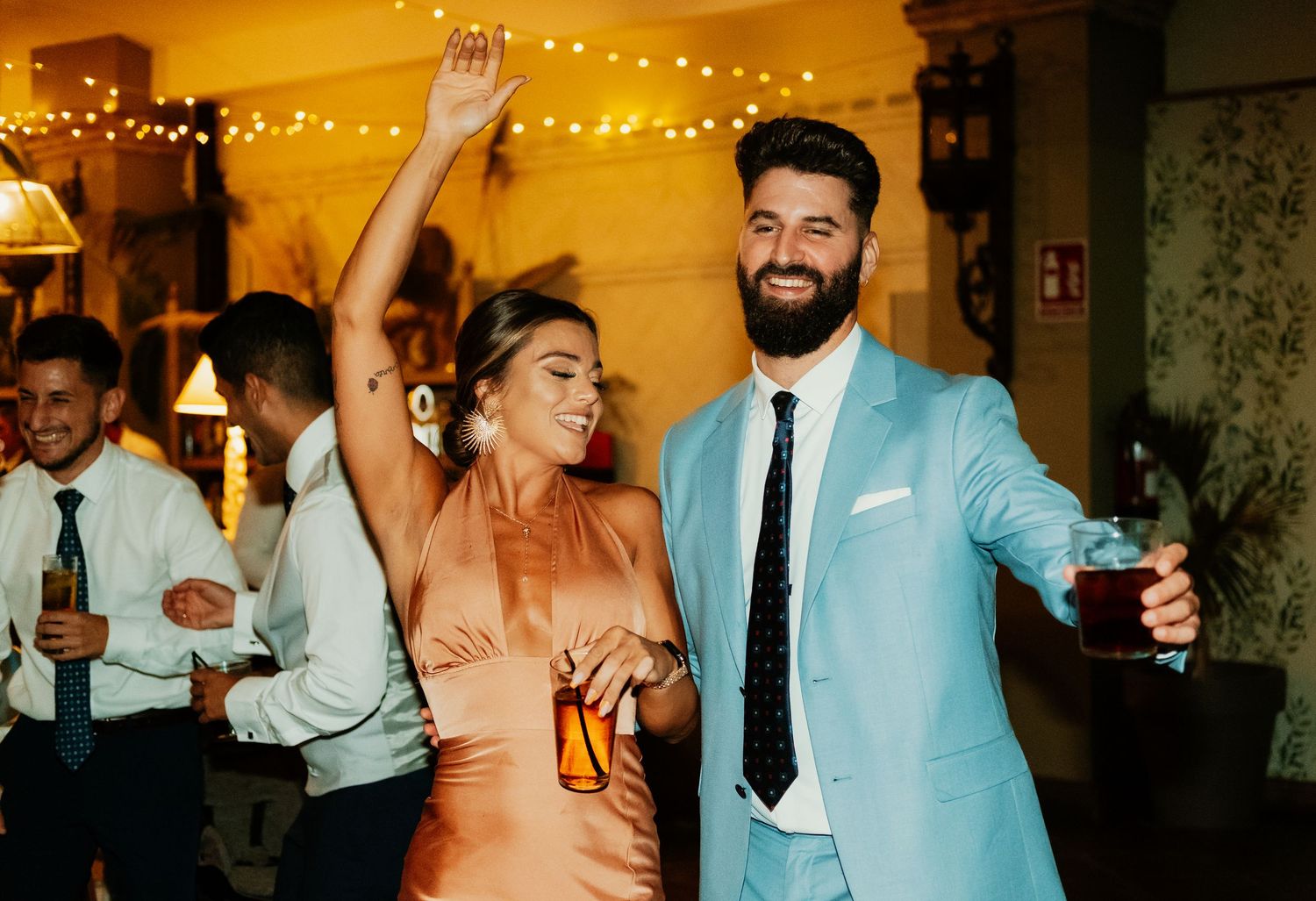 Ambiente mágico del banquete al anochecer con luces de verbena