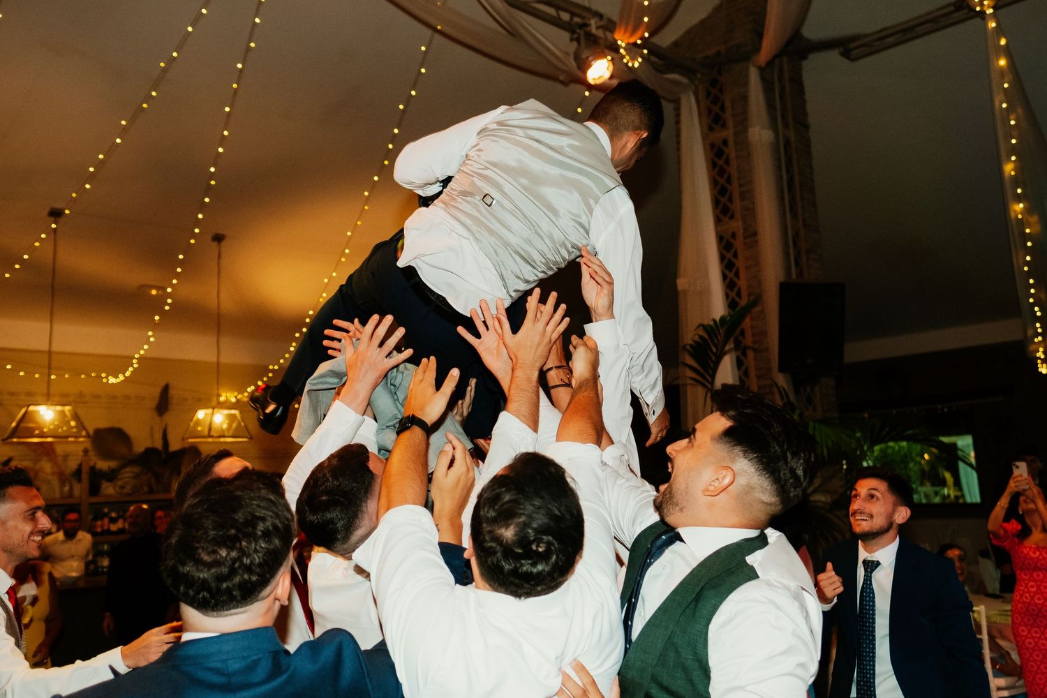 Los invitados manteando al novio en la boda de el Coto