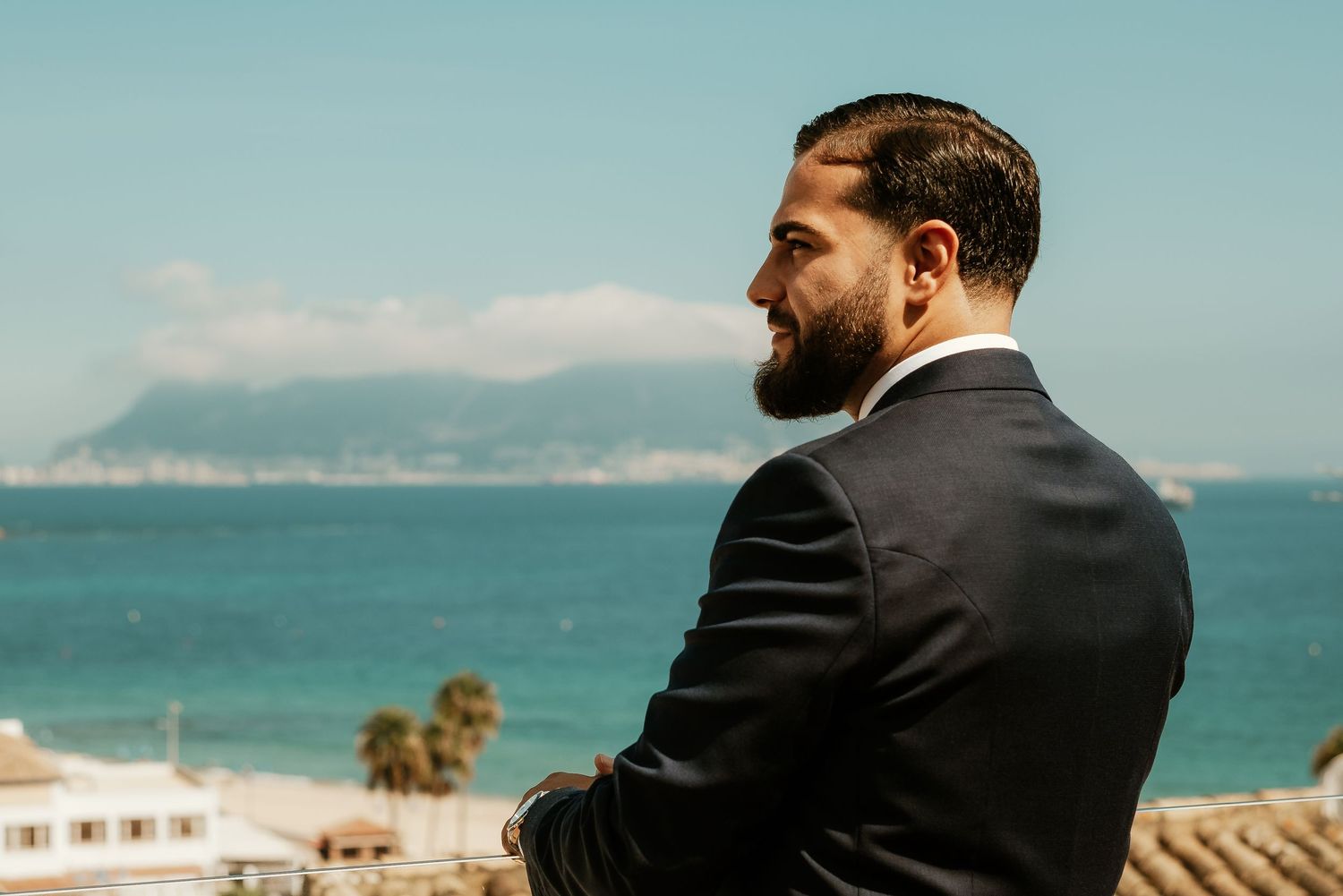 Detalles de los complementos y el traje del novio durante los preparativos previos al enlace