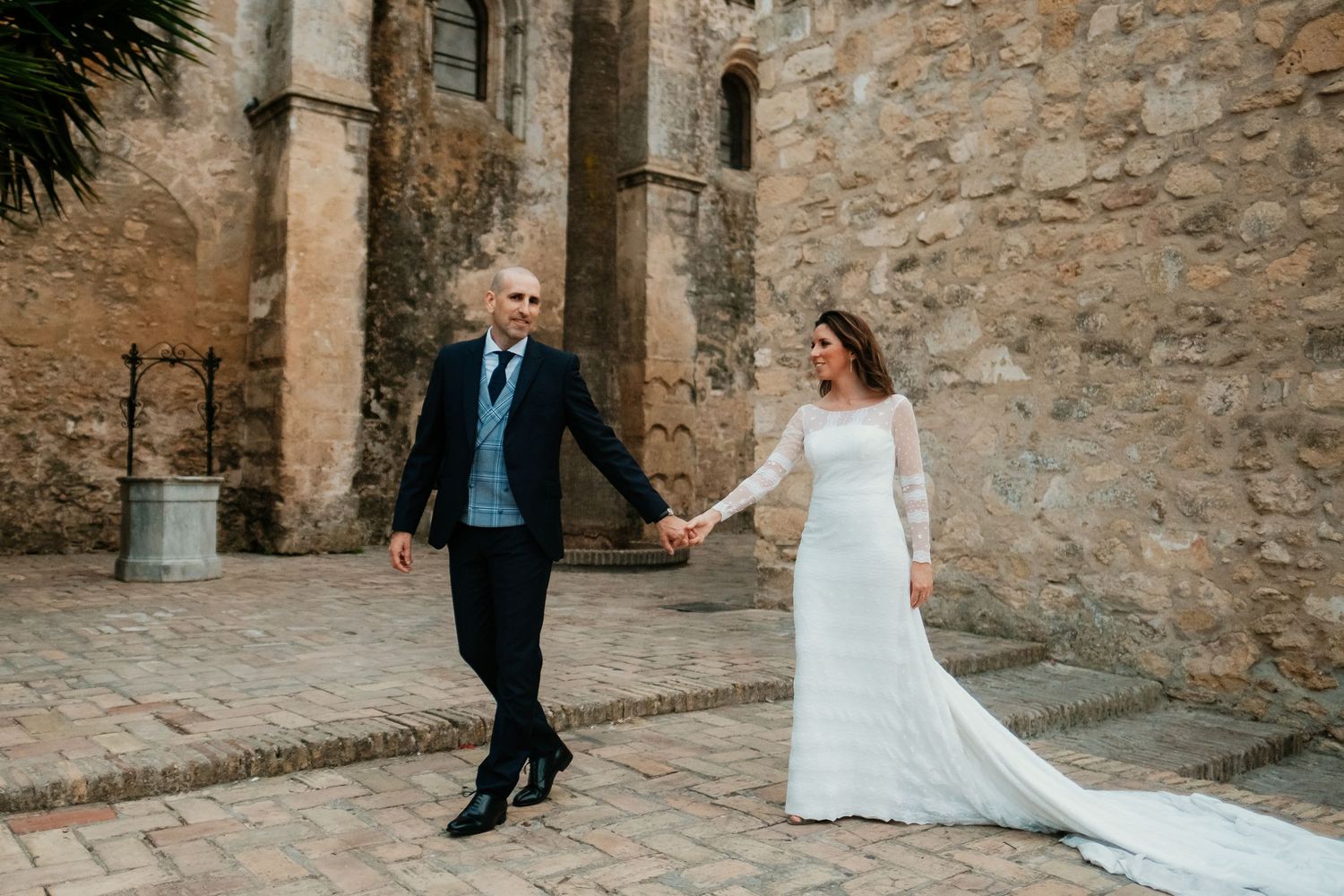 Novios caminando por las calles de Vejer