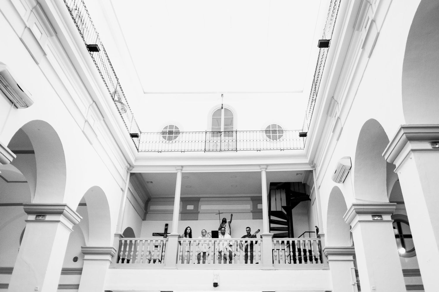 Coro cantando en la Iglesia de la Inmaculada