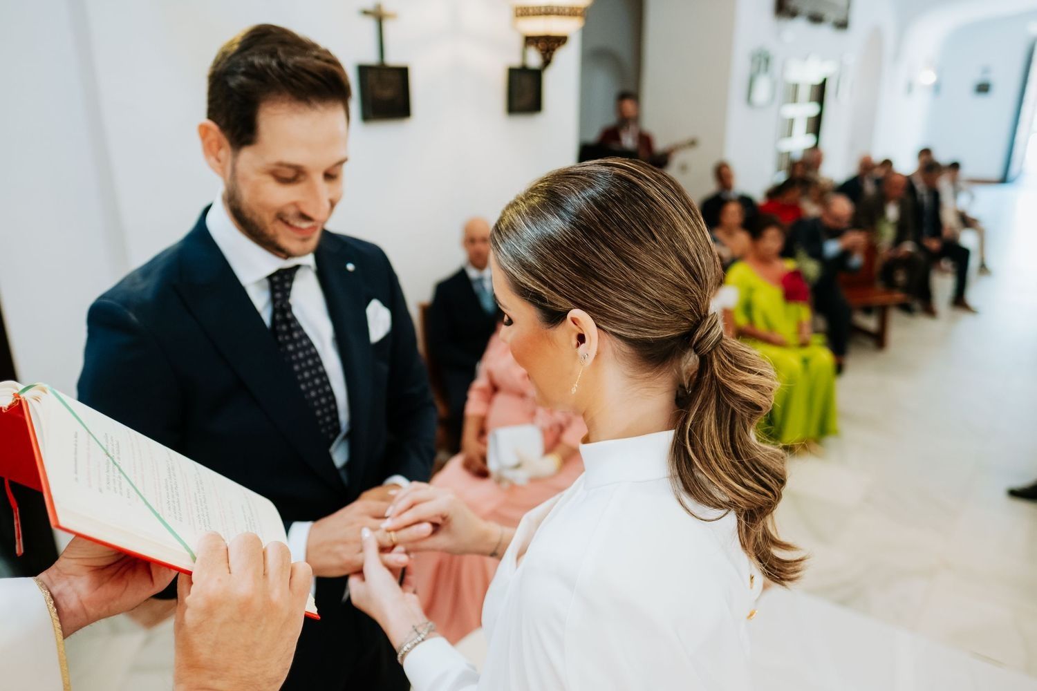 Novios intercambiando anillos