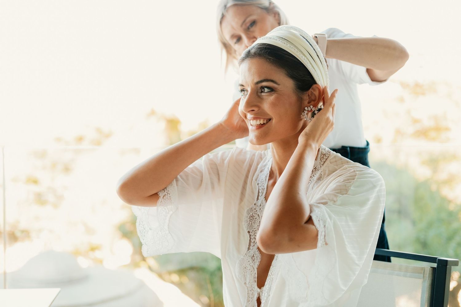 Maquillaje de novia con luz de ventana en el Hotel Parador Atlántico