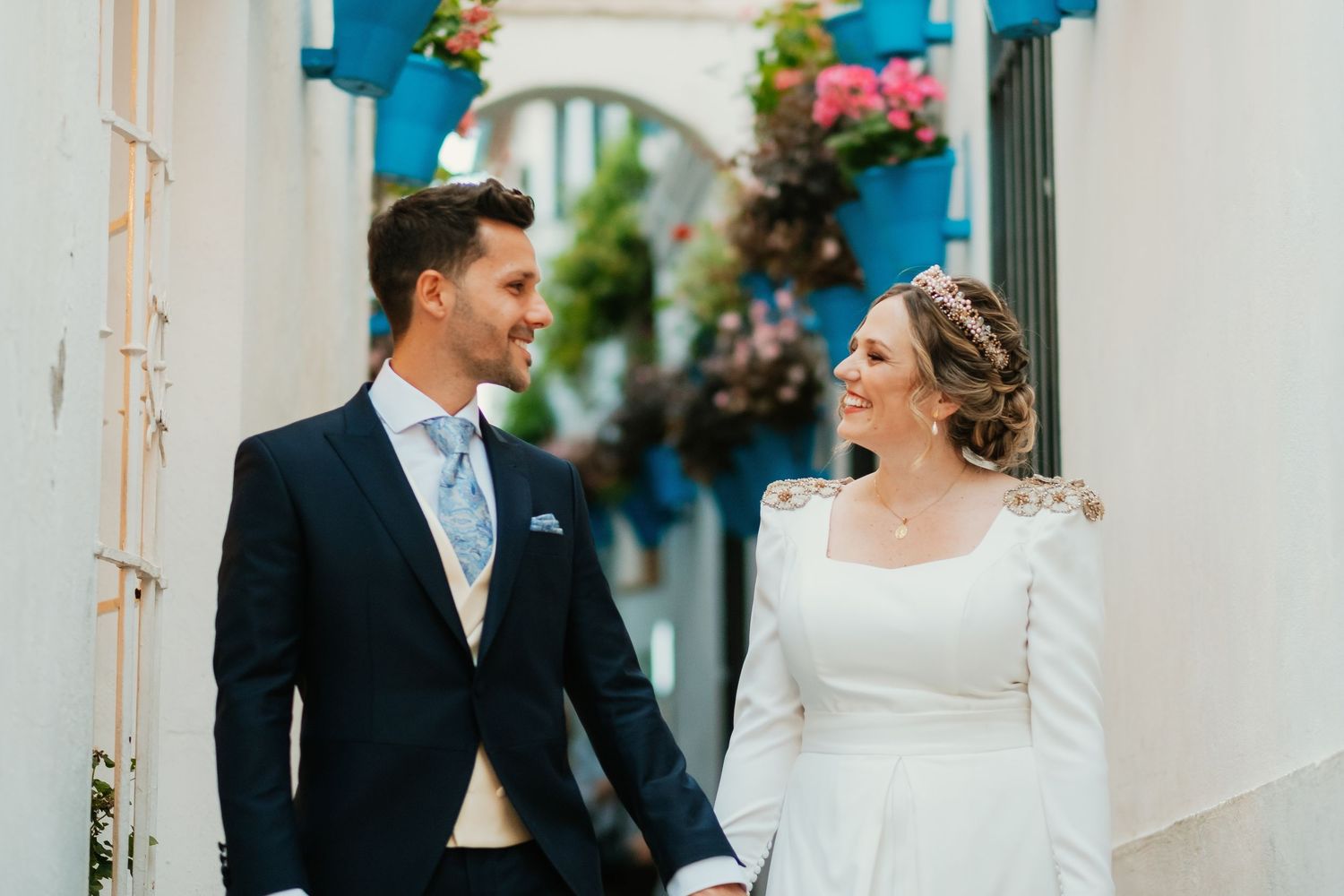 Fotografía artística de boda en las calles de Córdoba, estilo documental y elegante