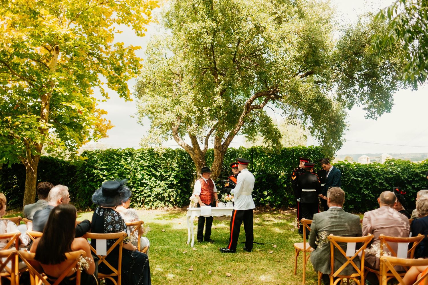 Invitados internacionales en la ceremonia exterior de Hacienda Almoguera, luz natural del sur.