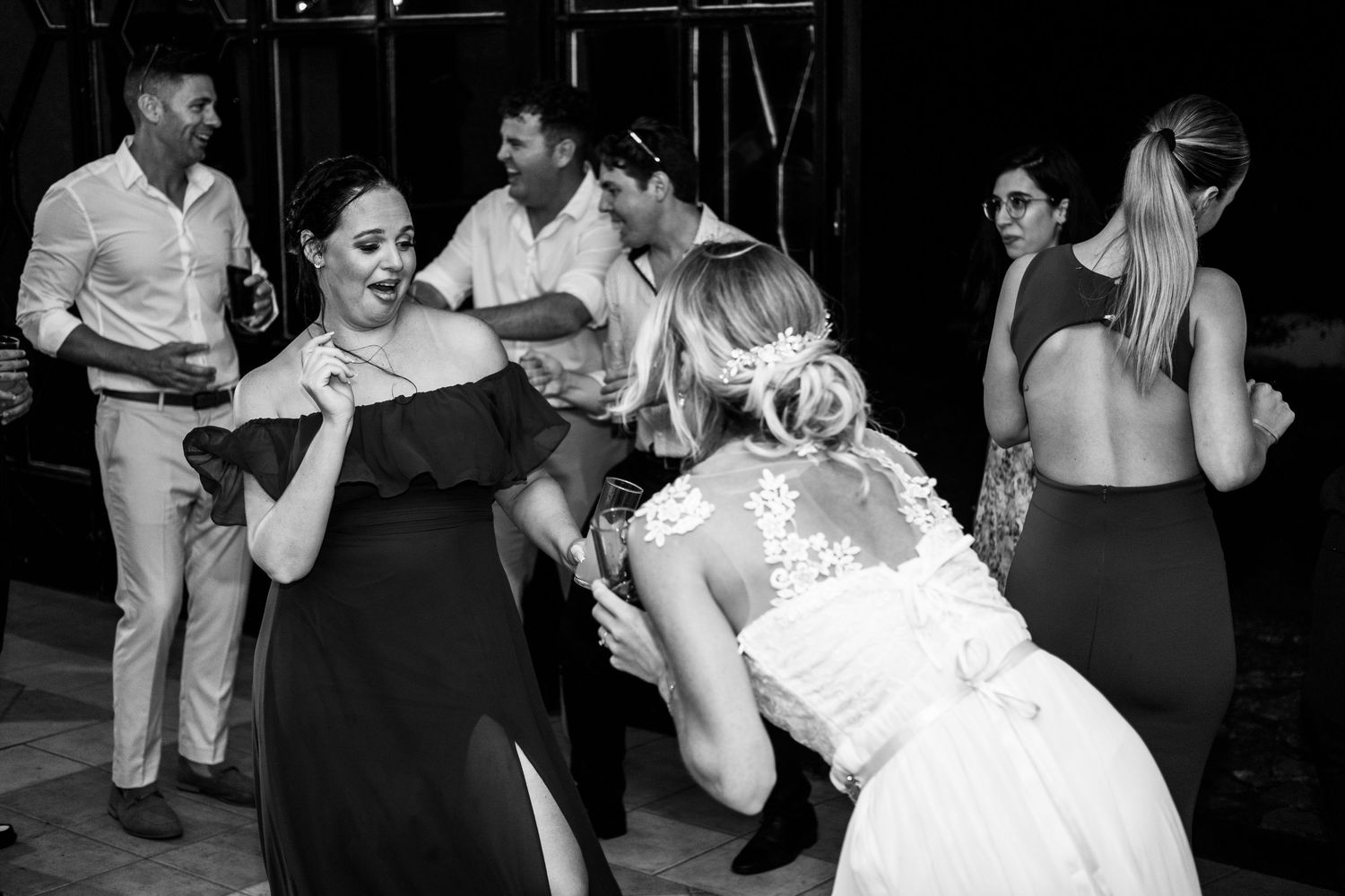 Invitados de boda de Gibraltar celebrando en la pista de baile con iluminación de fiesta