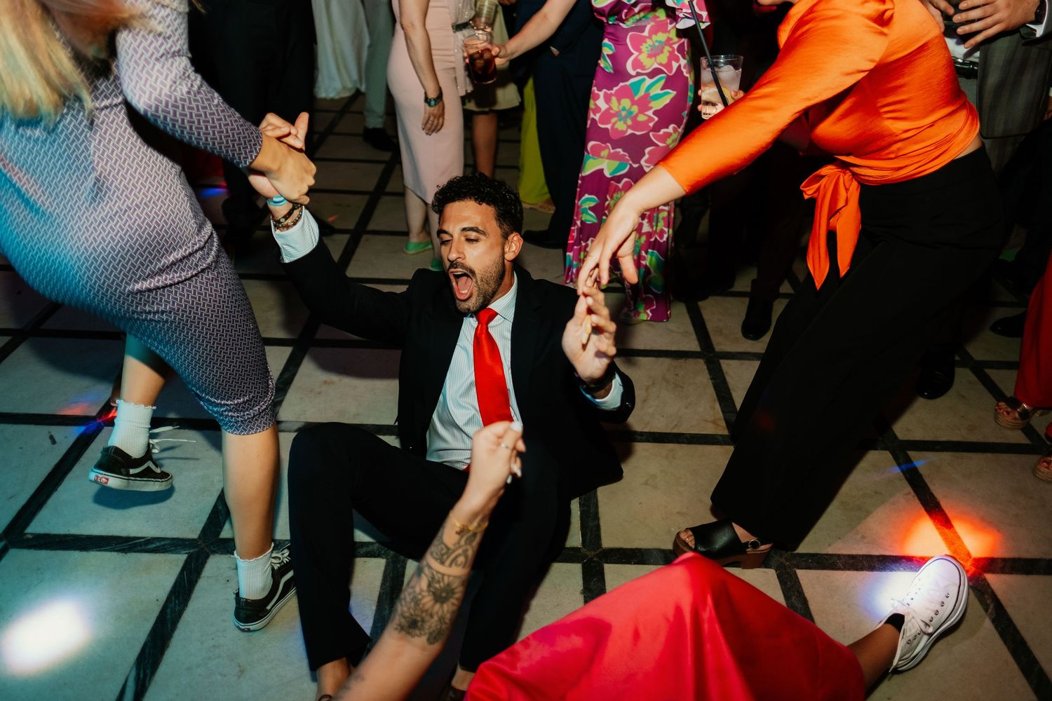 Invitados disfrutando de la fiesta en el Real Círculo de la Amistad, evento coordinado por Protocolo by Lili