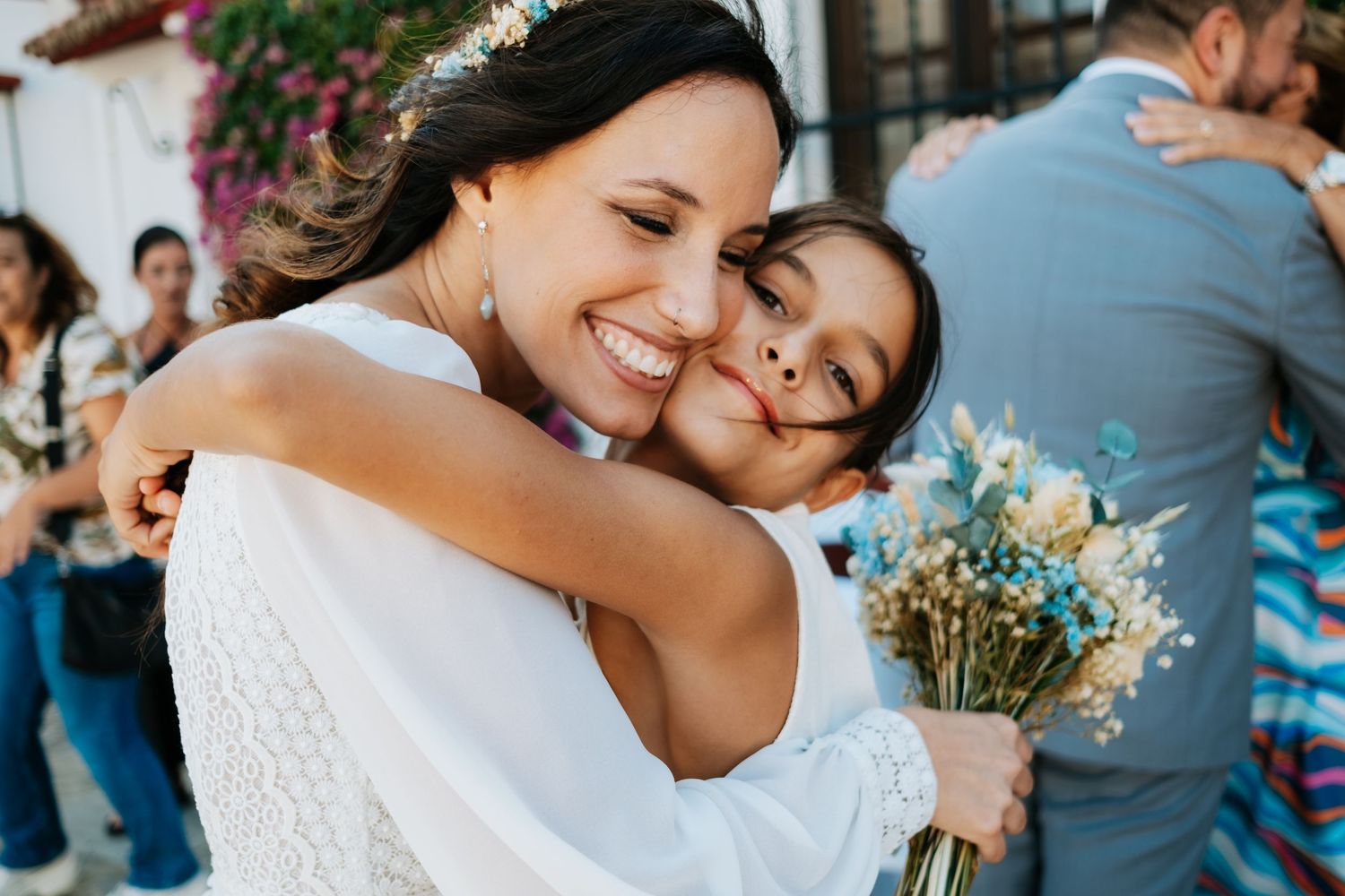 Detalle de novia de Lidia con invitada - Boda en el Campo de Gibraltar