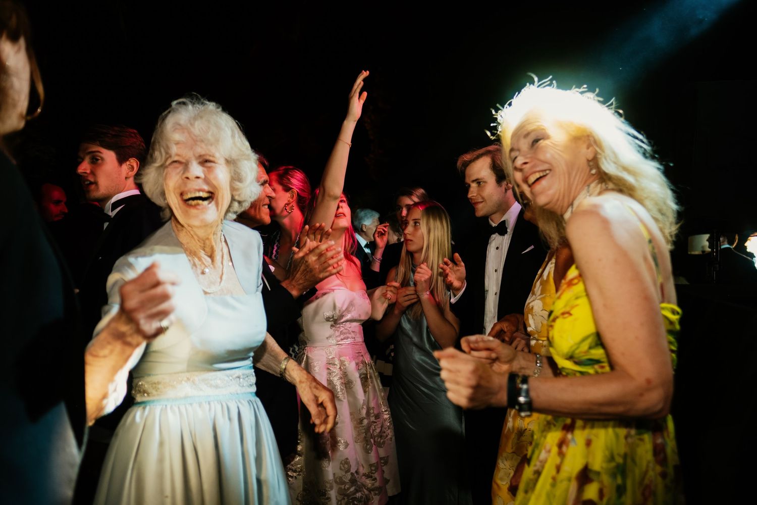 Fotografía invisible de momentos de baile y risas en la piscina del Molino del Duque