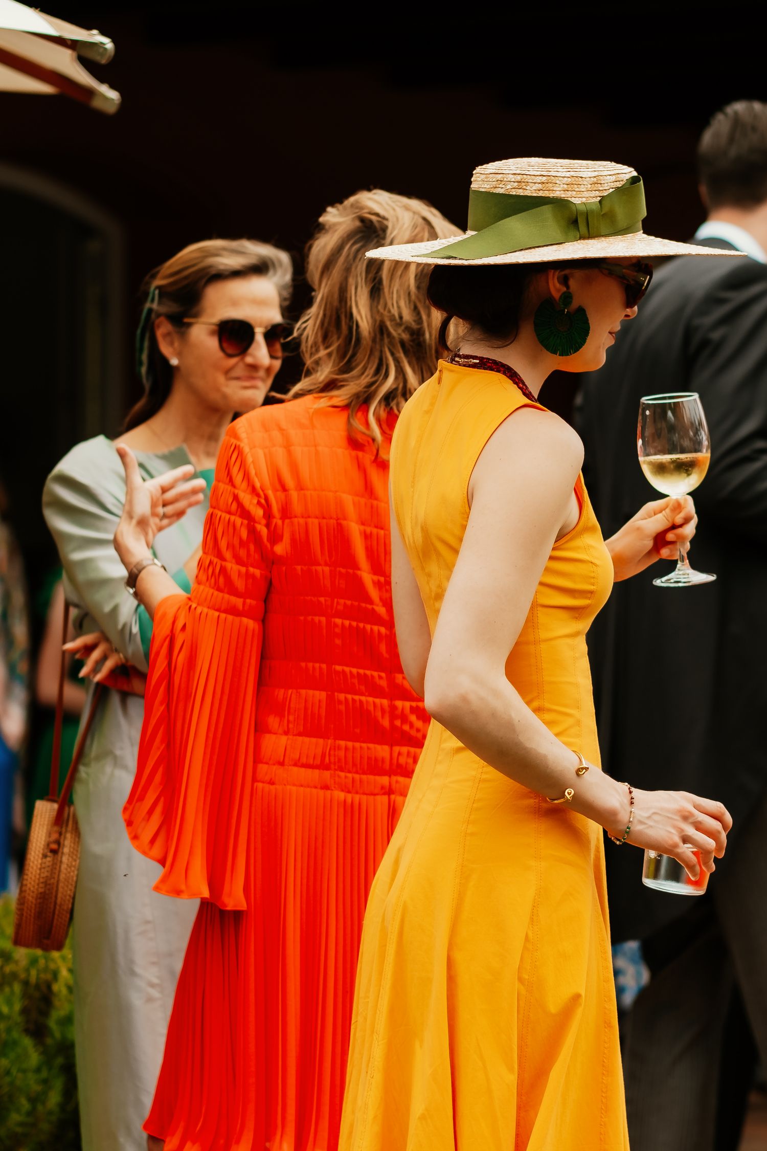 Invitada con vestido elegante en boda en Sotogrande