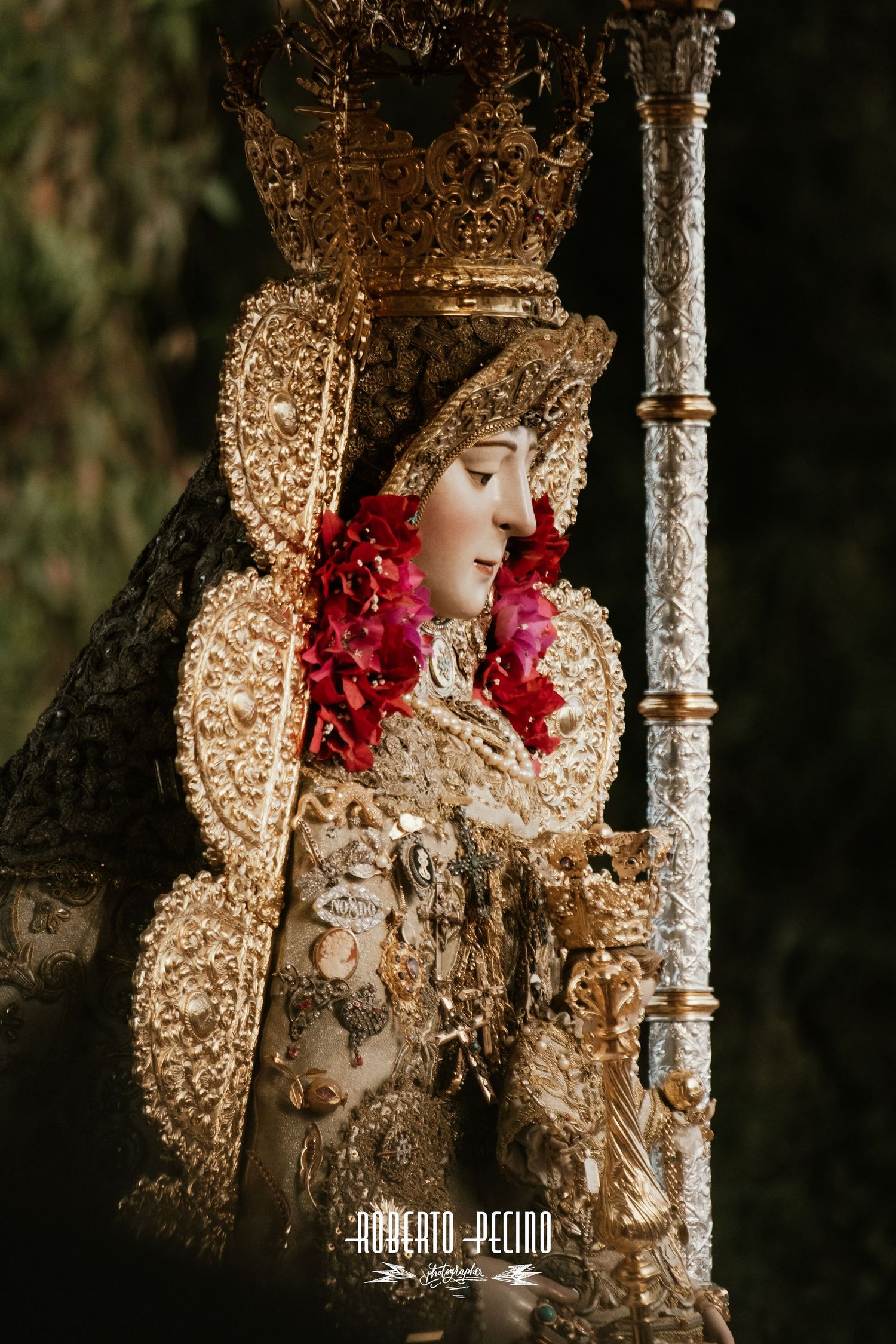 Fotografía artística de fervor popular en el Rocío 2026, Retrato de la Virgen con los primeros rayos de luz, Documentalista Roberto Pecino