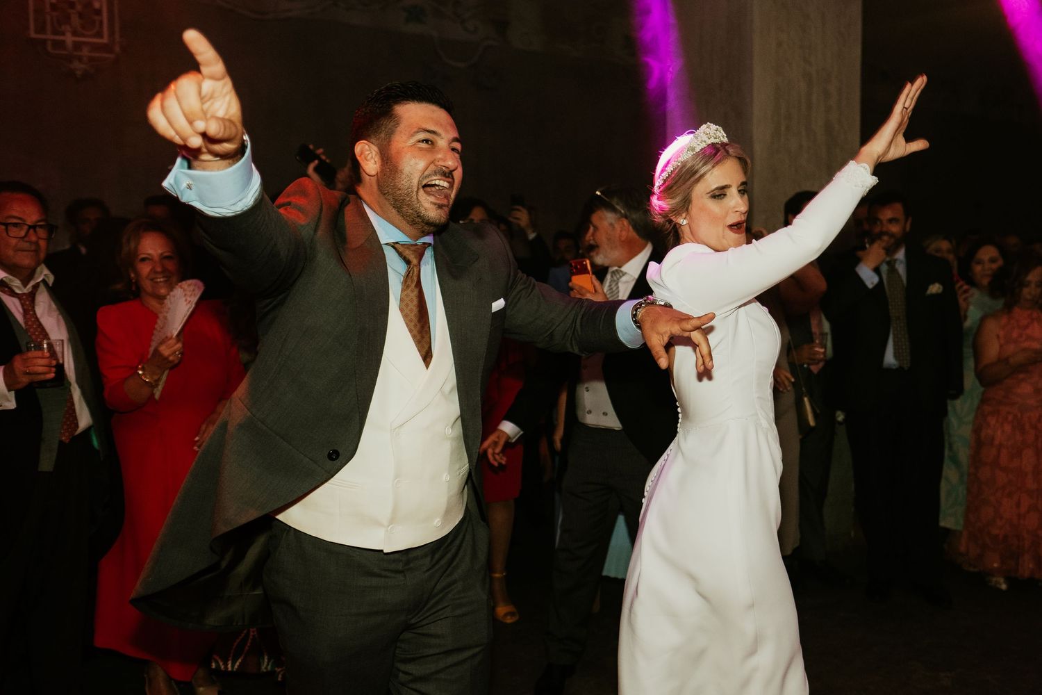 Estética editorial de la pareja en su baile de bodas en las Bodegas Sánchez Romate, Inmaculada y Juanfri, Roberto Pecino