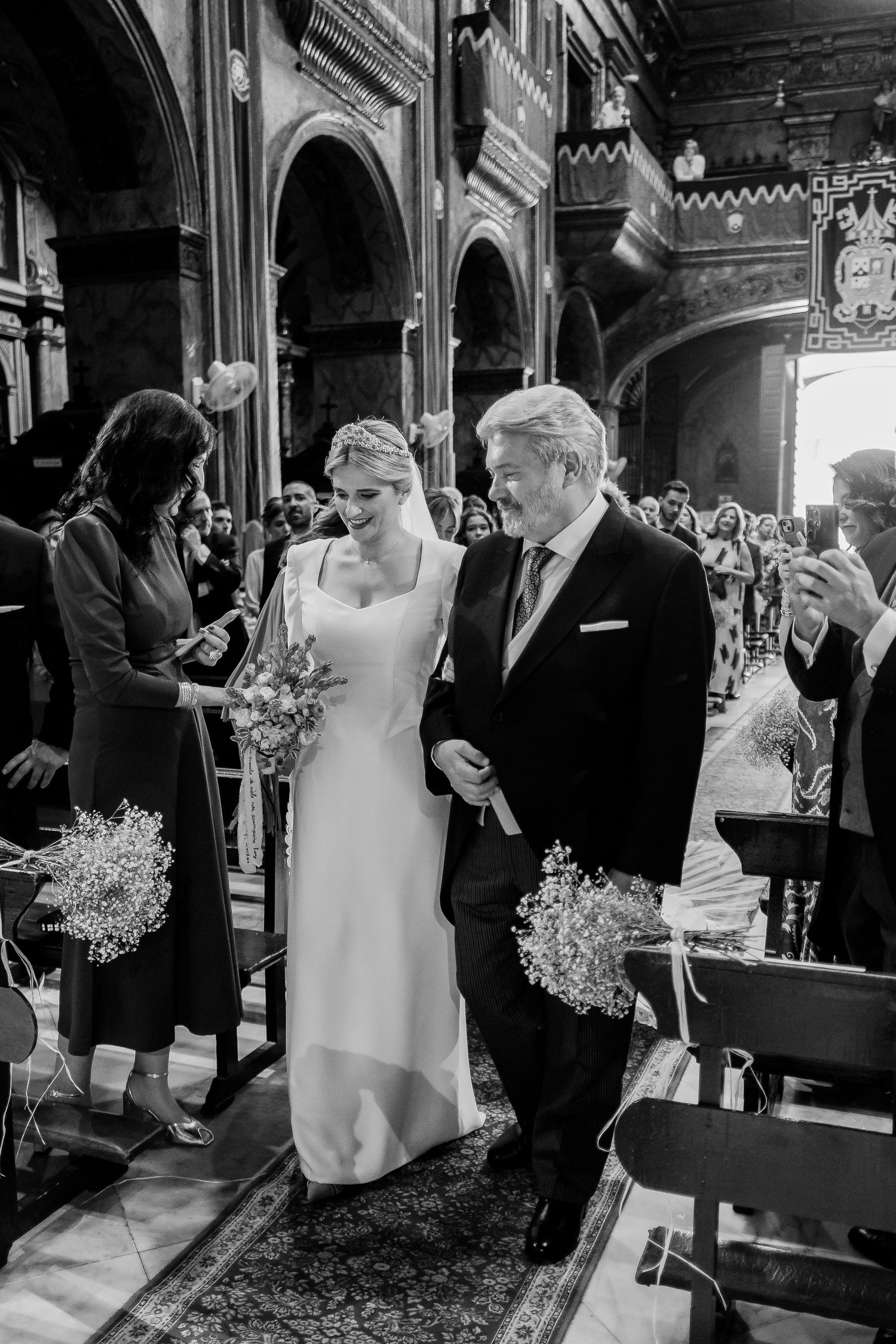 Novia llegando al altar del brazo de su padre, fotografía de boda en blanco y negro , Roberto Pecino