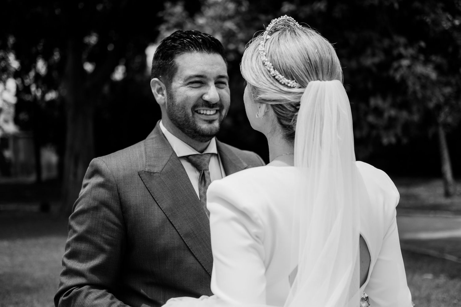 Captura artística en blanco y negro de miradas cruzadas entre los novios en Jerez, Roberto Pecino Fotógrafo