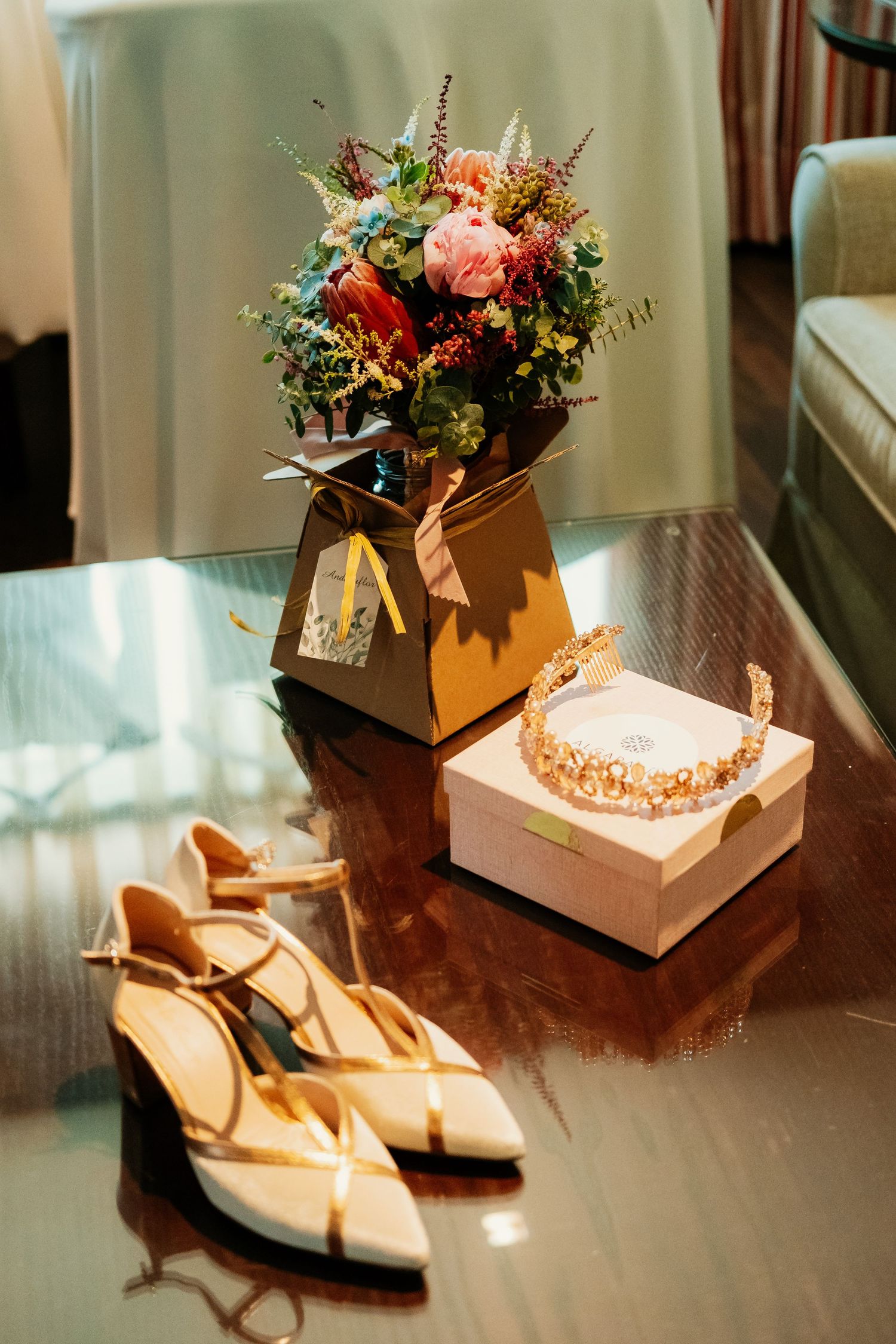 Composición artística con zapatos de novia y perfume, fotografía de detalles de boda estilo editorial.