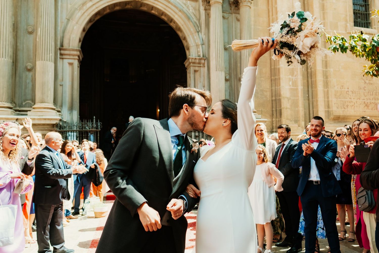 beso de los recién casados de la Catedral de Granada bajo lluvia de arroz, foto de Roberto Pecino