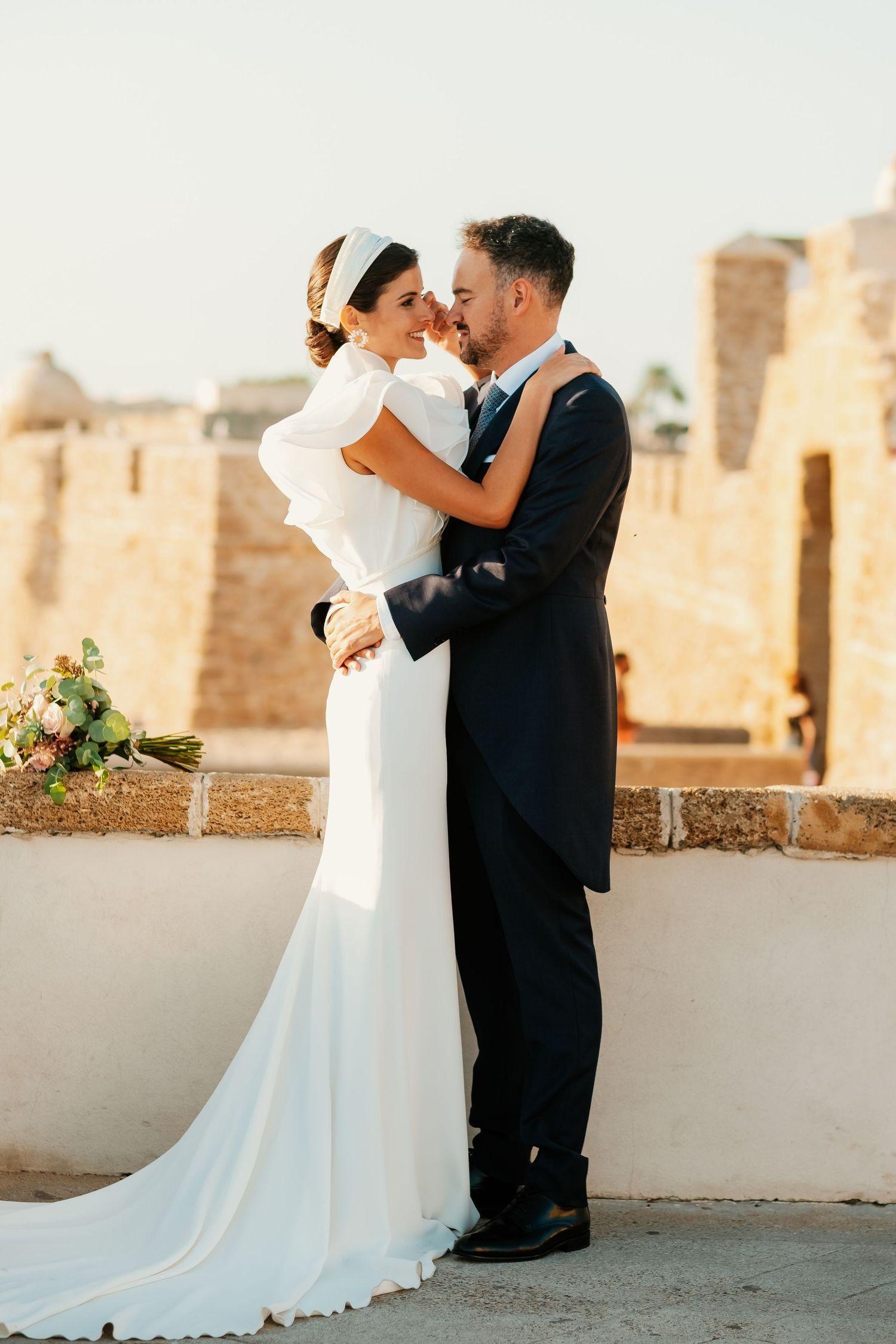 Textura de la piedra ostionera y vestido de novia contraste