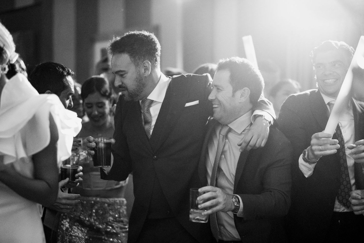 Fotógrafo de bodas capturando la energía de la fiesta