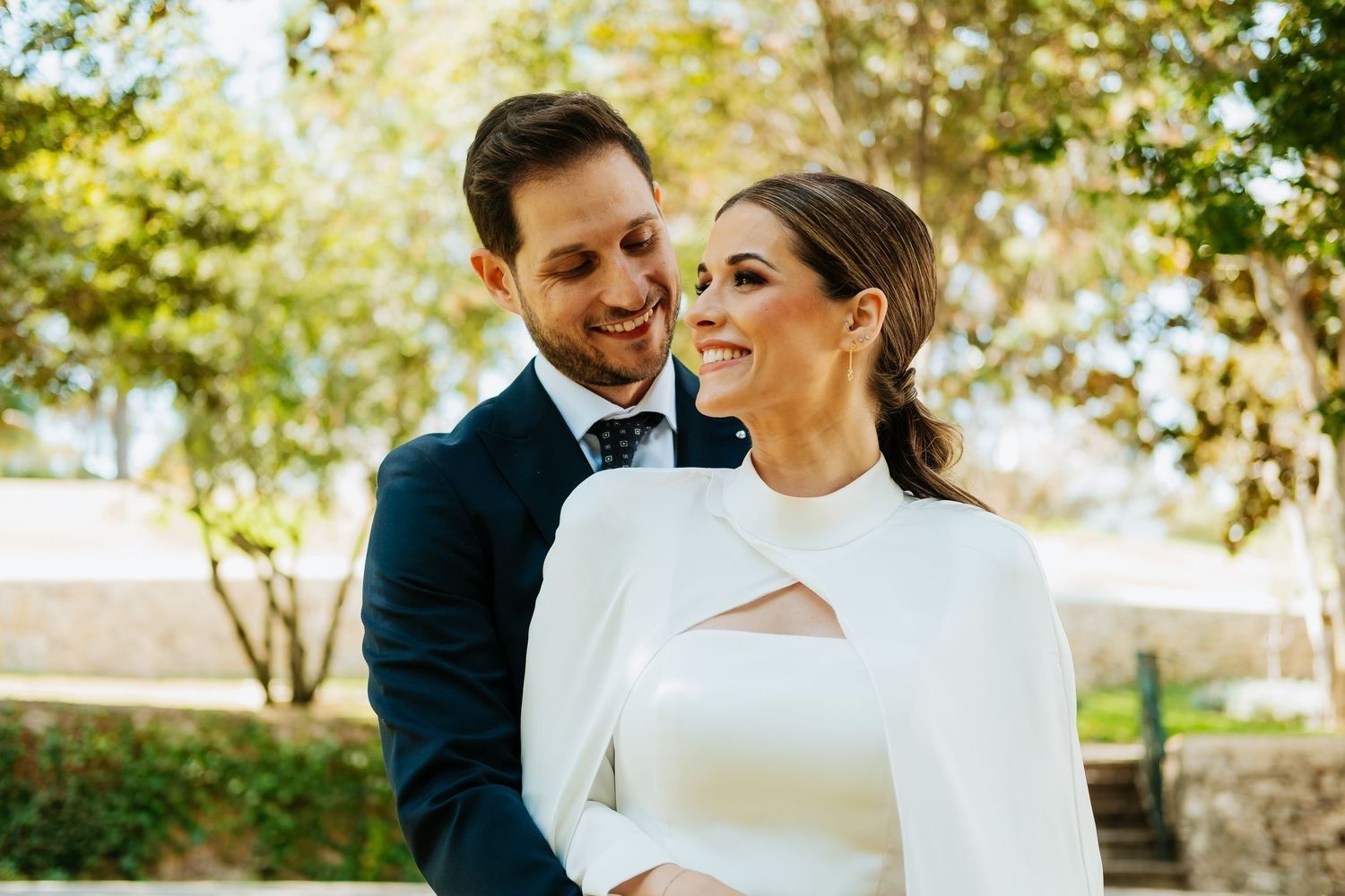 Paseo de recién casados por los jardines exteriores de La Almoraima