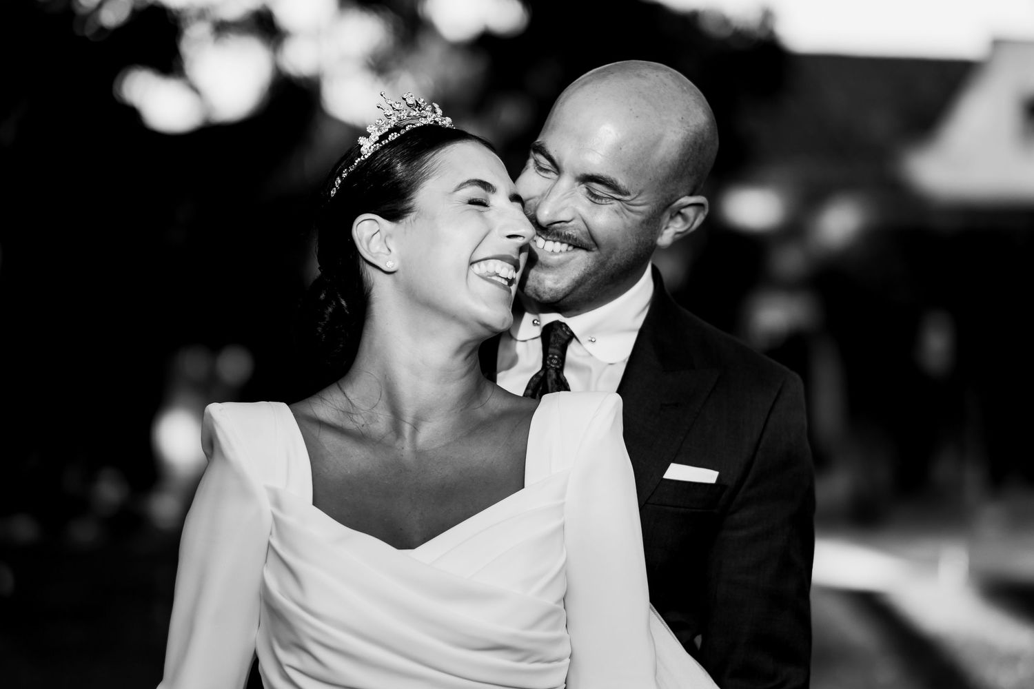 Fotógrafo de bodas en Algeciras - Retrato de novios artístico y natural en blanco y negro
