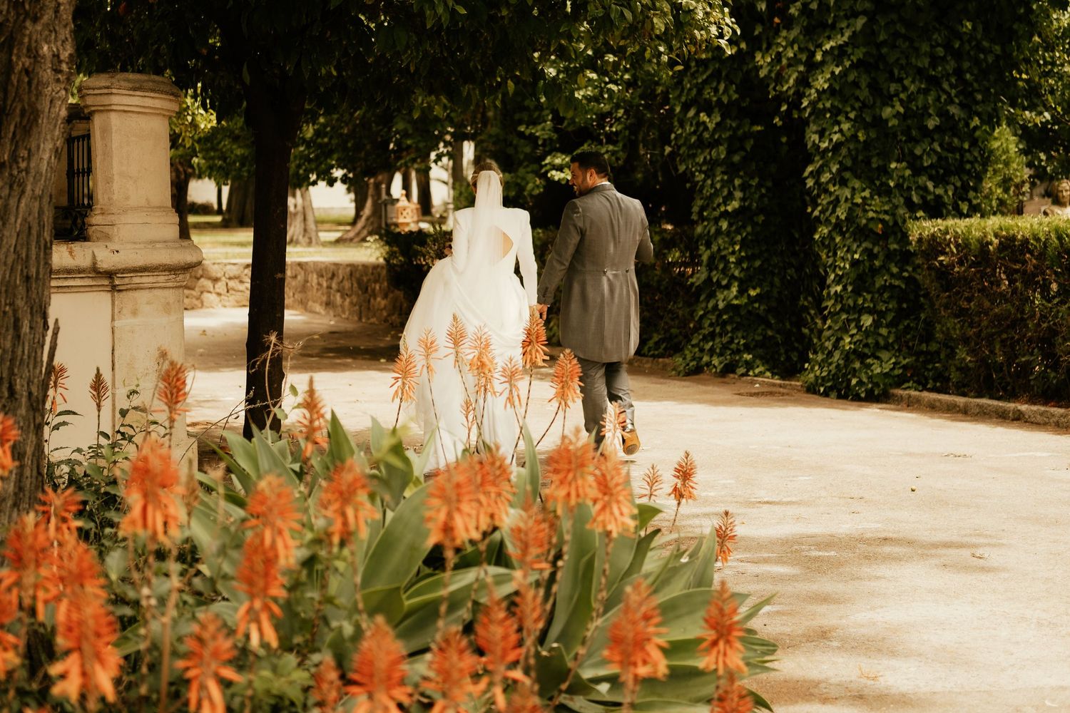 Paseo nupcial con luz natural en los jardines de Bodega Sánchez Romate, Inma y Juanfri, fotografía de autor, Roberto Pecino