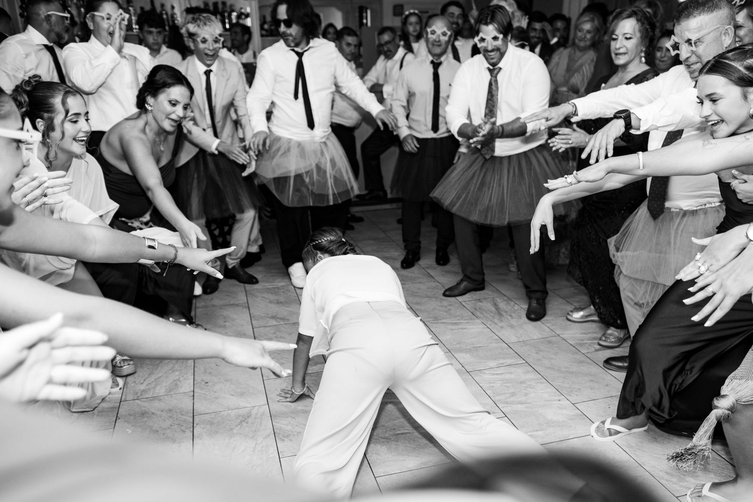 Bailes y celebración desinhibida en el reportaje de boda editorial de Amparo y Guillermo