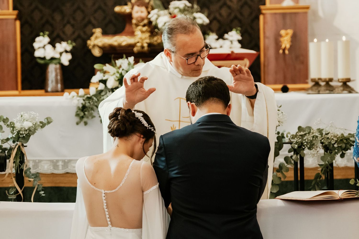 Estética editorial y narrativa honesta en el interior de la iglesia de Castellar