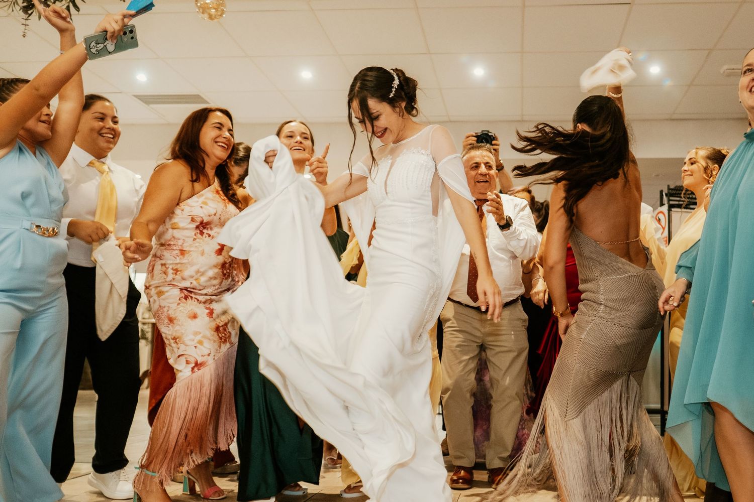 Amparo bailando son las invitadas de la boda en los salones de Finca el Campo