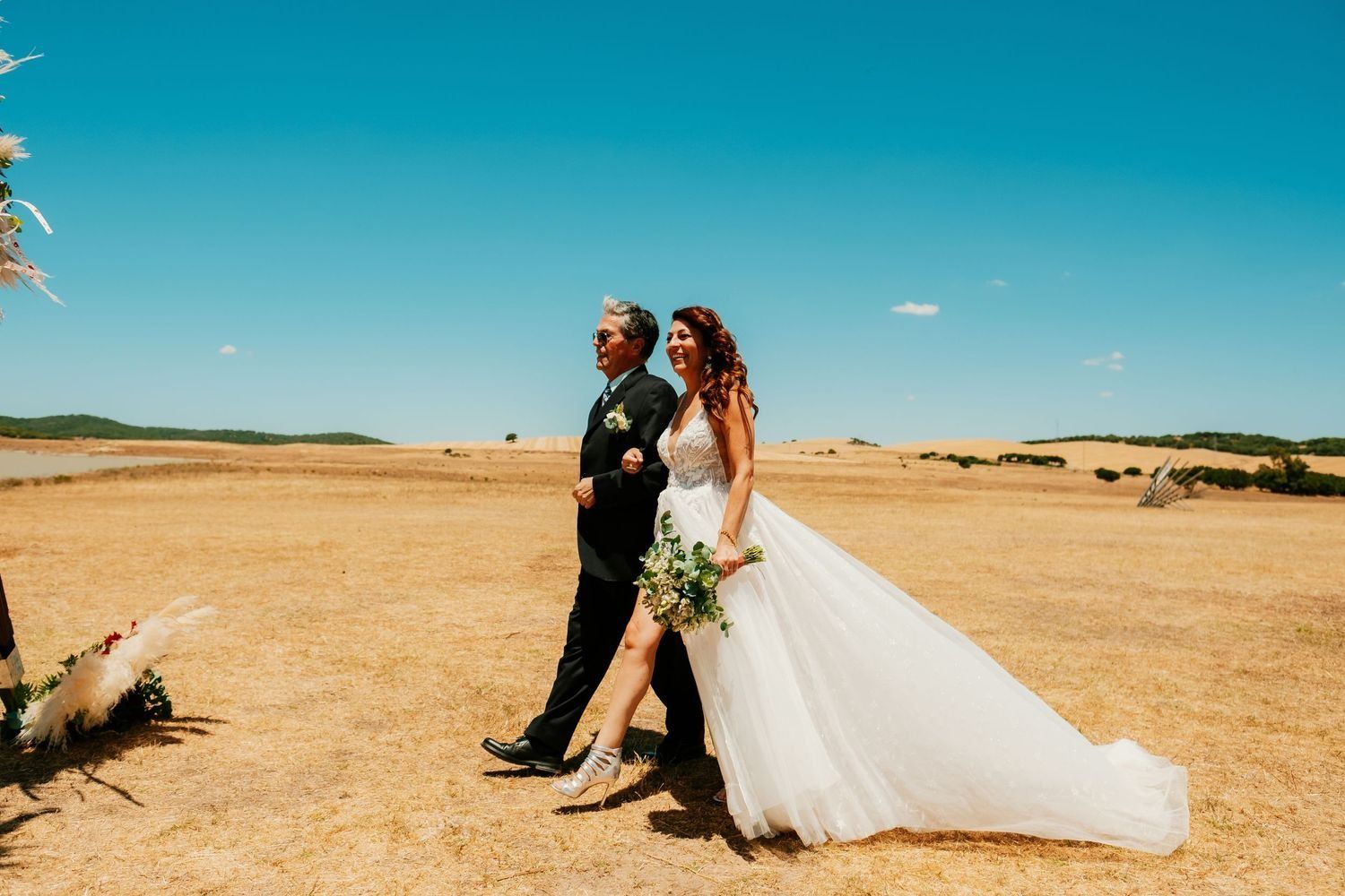 entrada novia lorena con su padre a la ceremonia exterior embalse de celemin wakana lake